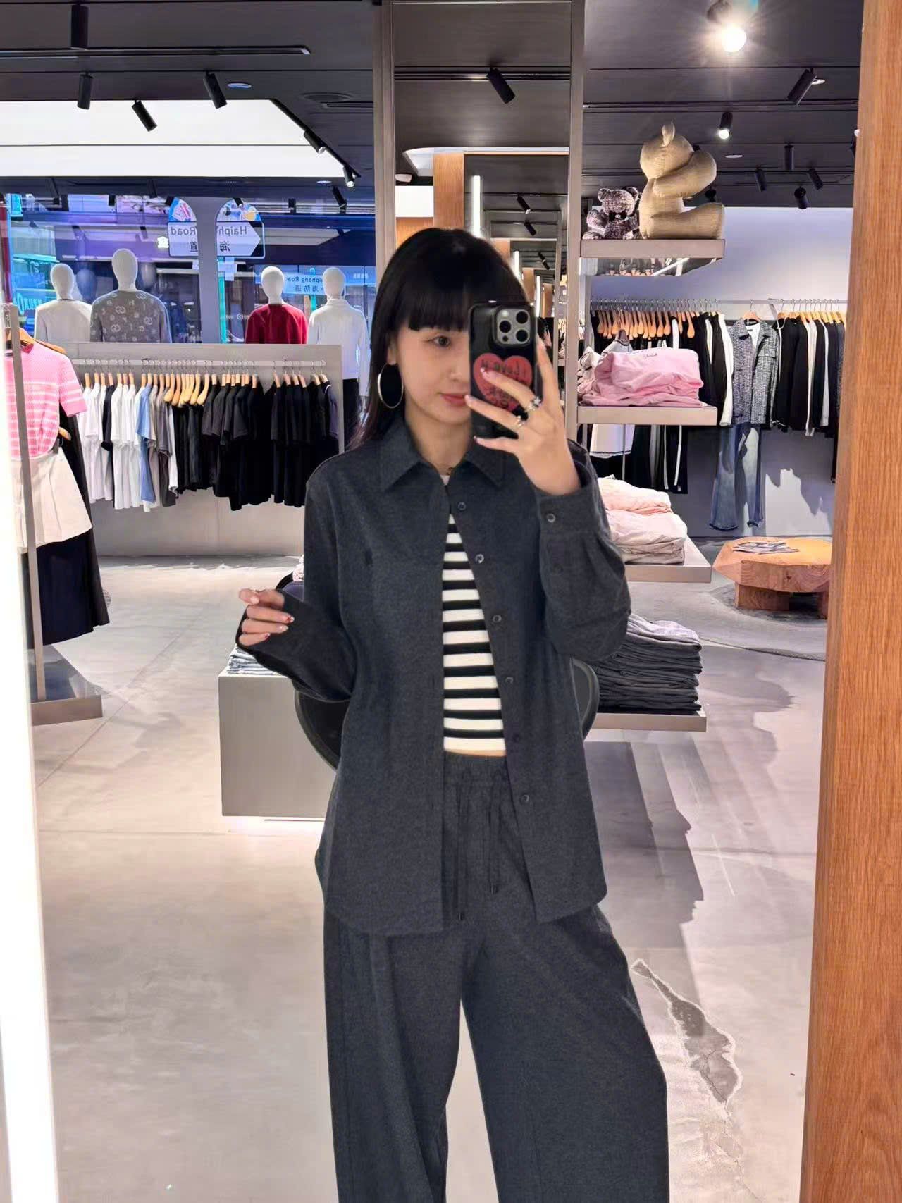  2.Áo Sơ mi xanh đậm - logo lồng 1 bên 