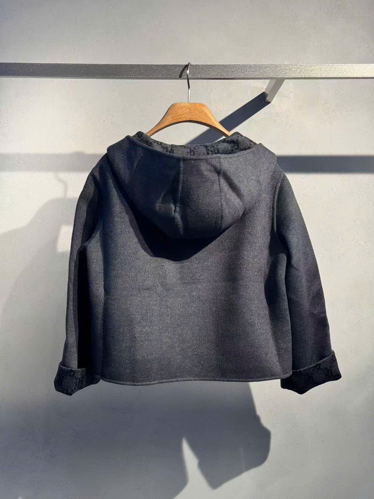  Áo dạ ép XÁM có mũ dáng ngắn, lót full logo 