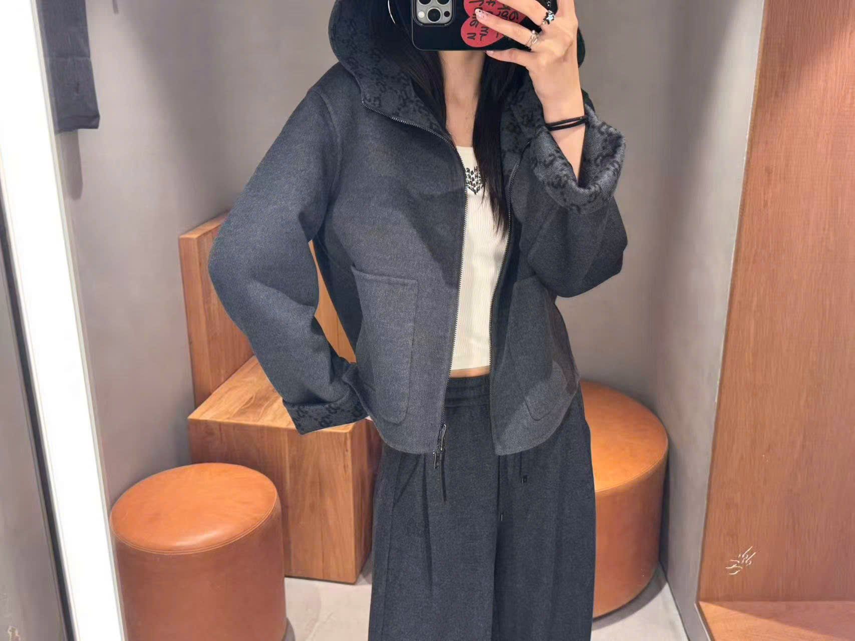  Áo dạ ép XÁM có mũ dáng ngắn, lót full logo 