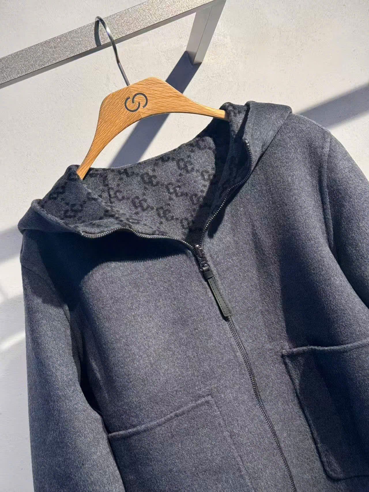  Áo dạ ép XÁM có mũ dáng ngắn, lót full logo 