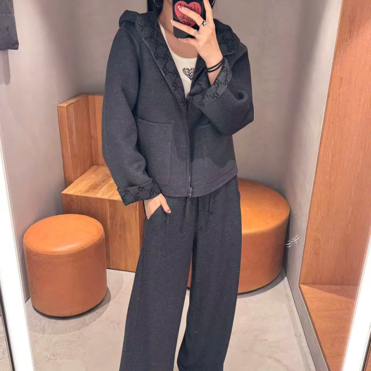  Áo dạ ép XÁM có mũ dáng ngắn, lót full logo 