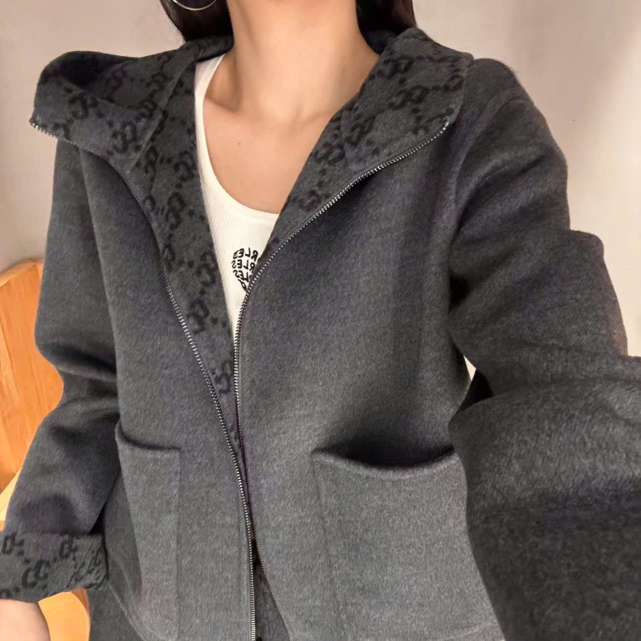  Áo dạ ép XÁM có mũ dáng ngắn, lót full logo 