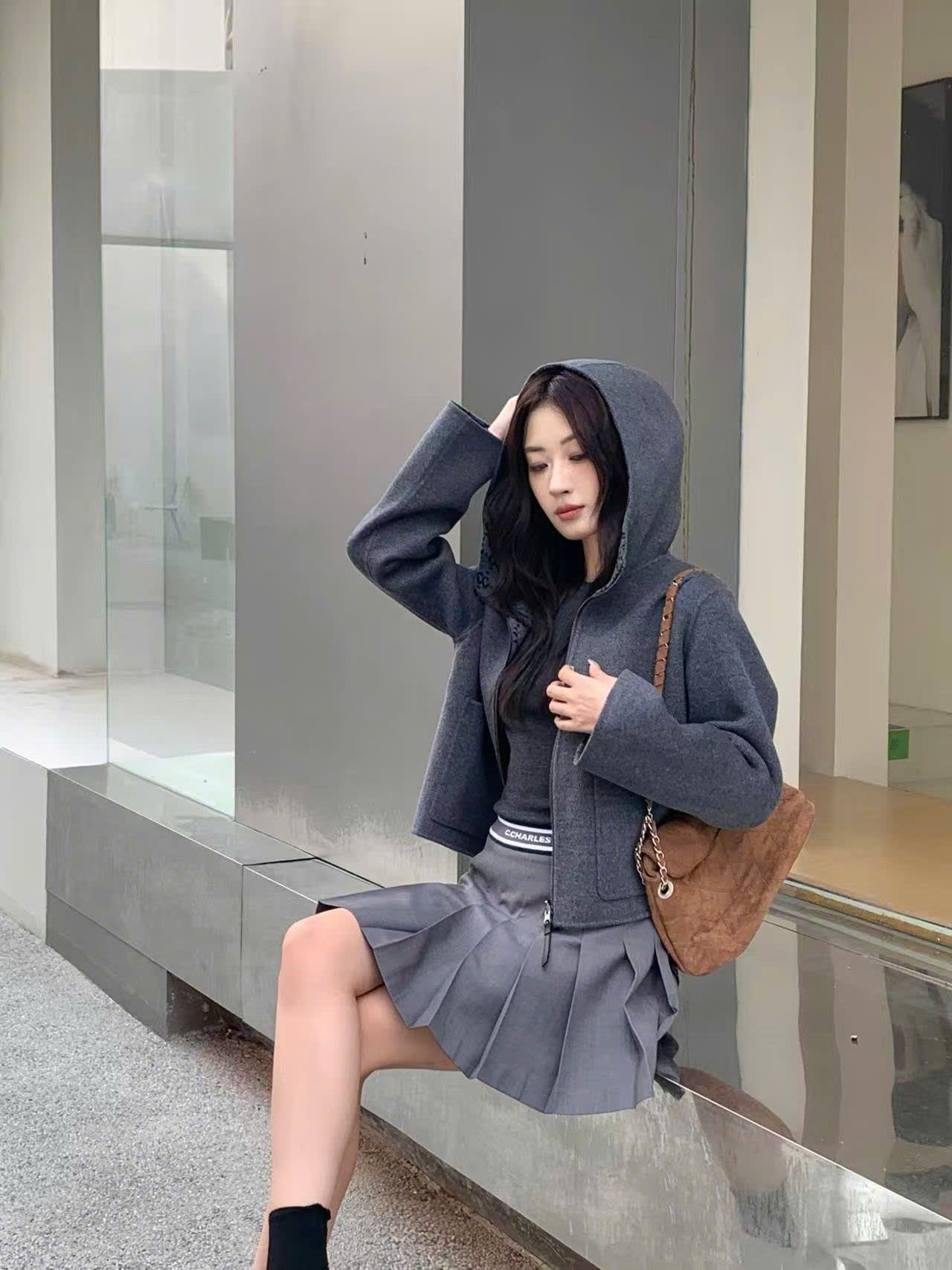  Áo dạ ép XÁM có mũ dáng ngắn, lót full logo 