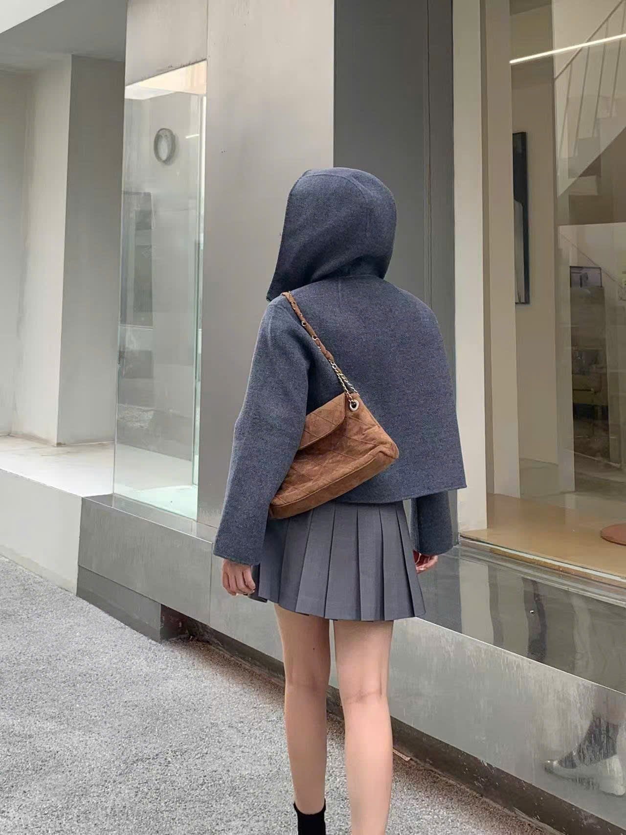  Áo dạ ép XÁM có mũ dáng ngắn, lót full logo 