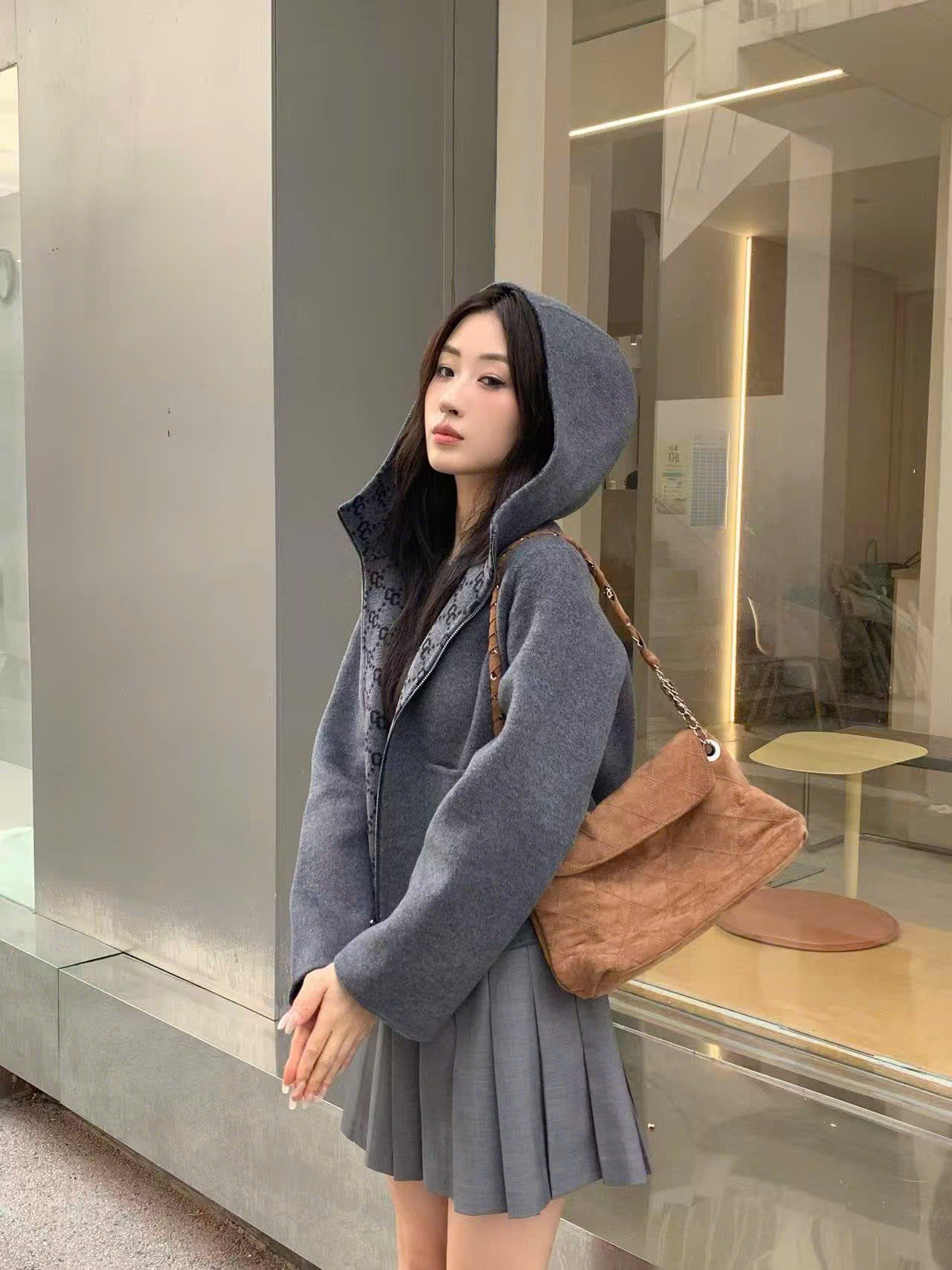  Áo dạ ép XÁM có mũ dáng ngắn, lót full logo 