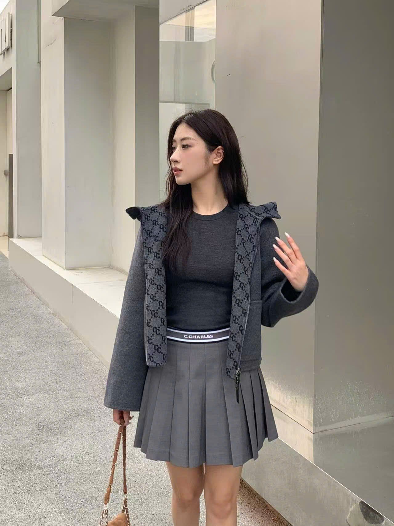  Áo dạ ép XÁM có mũ dáng ngắn, lót full logo 