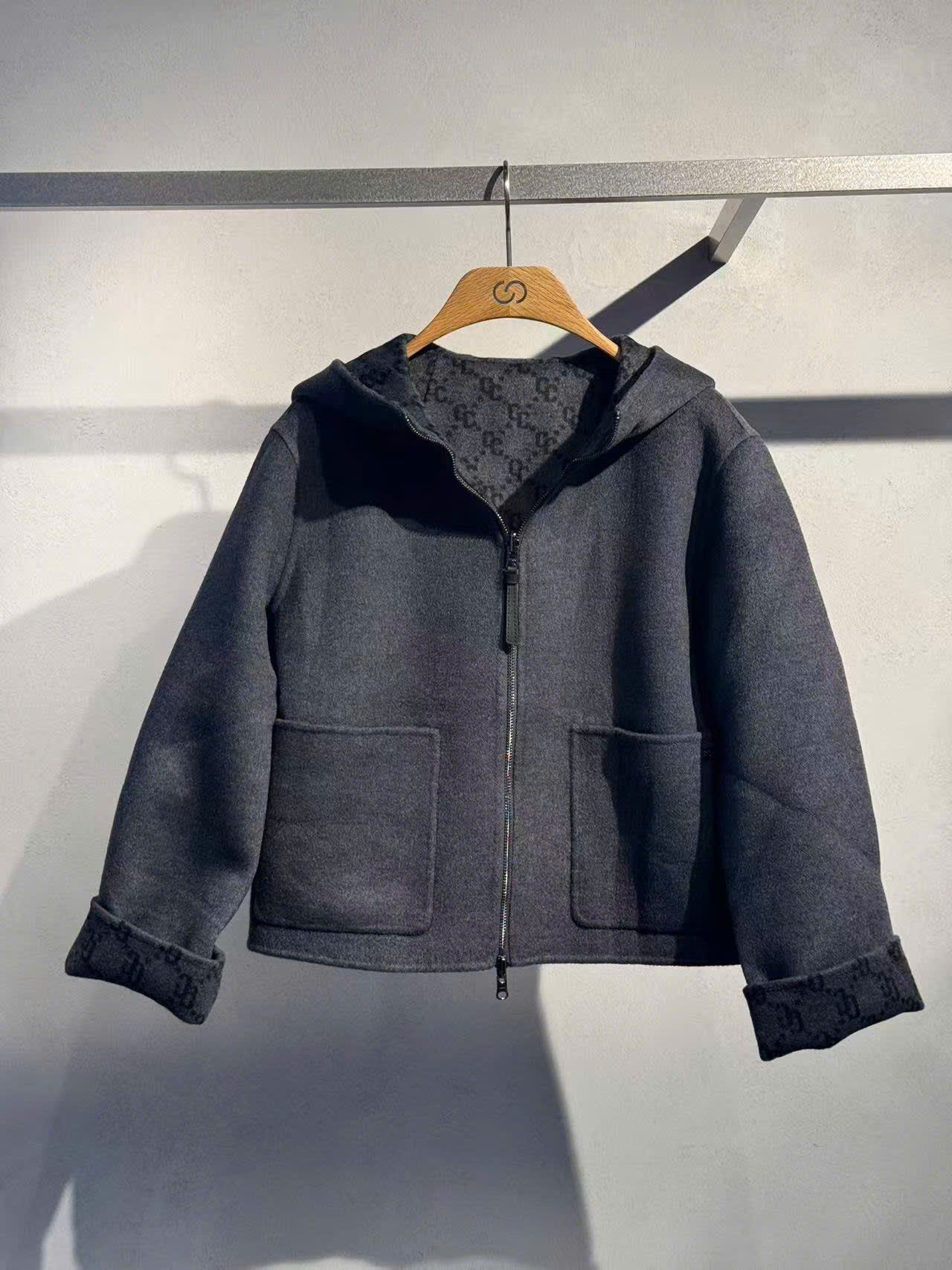  Áo dạ ép XÁM có mũ dáng ngắn, lót full logo 