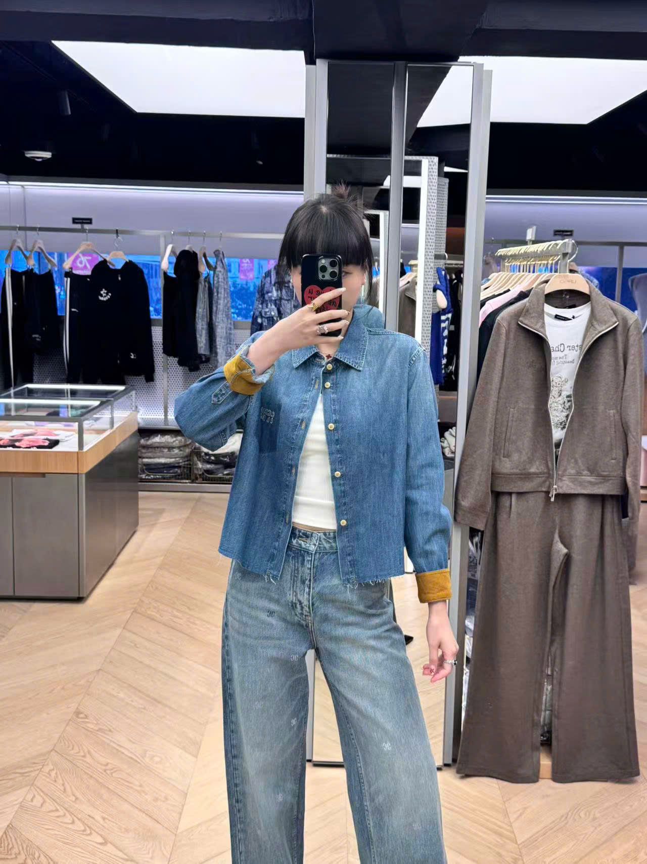  Áo Sơ mi jean xanh, túi áo chữ, tay lật nâu 