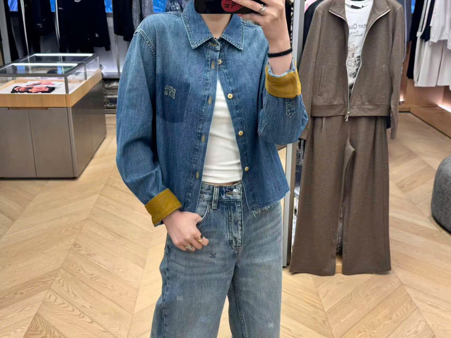  Áo Sơ mi jean xanh, túi áo chữ, tay lật nâu 