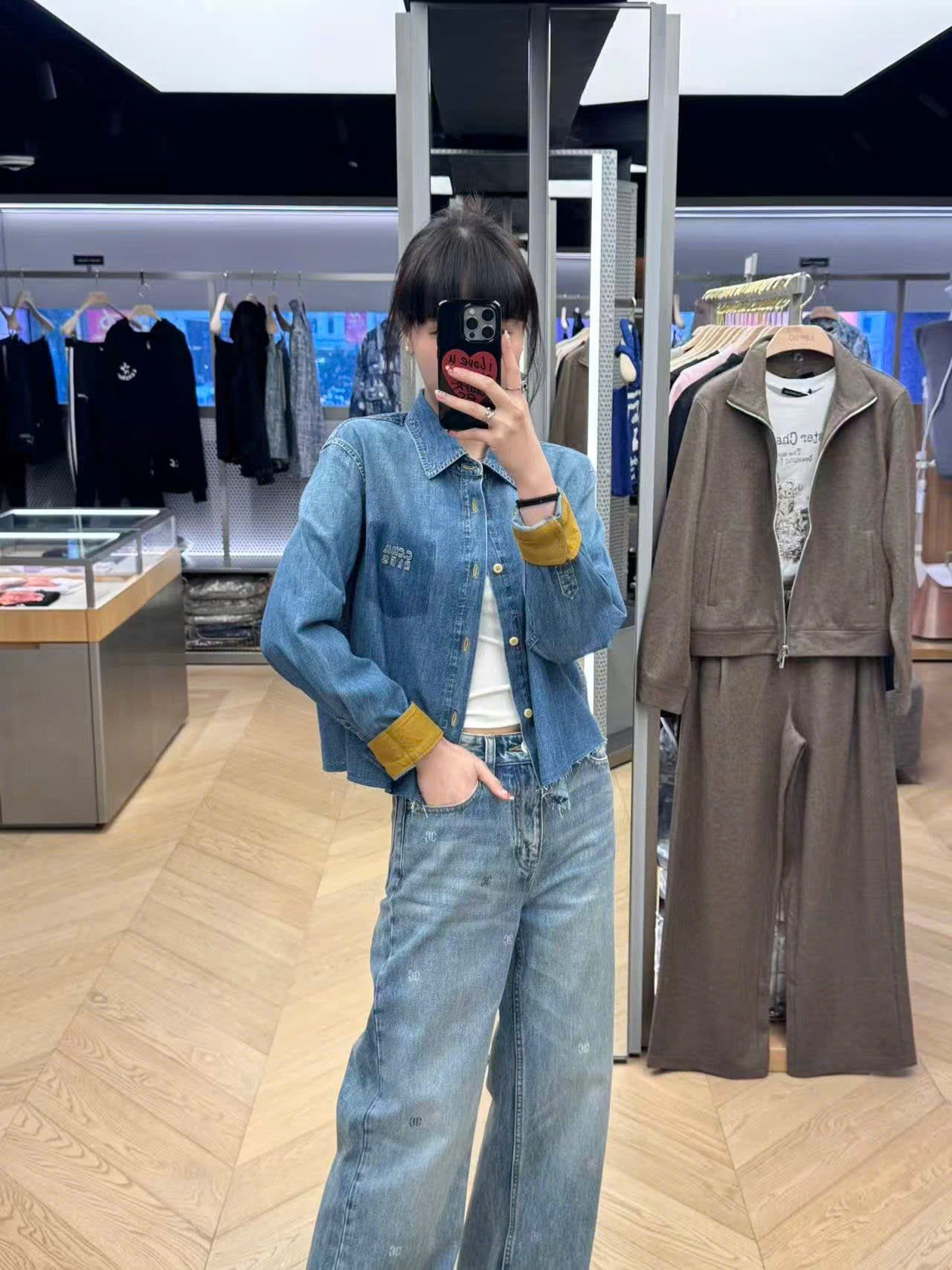  Áo Sơ mi jean xanh, túi áo chữ, tay lật nâu 