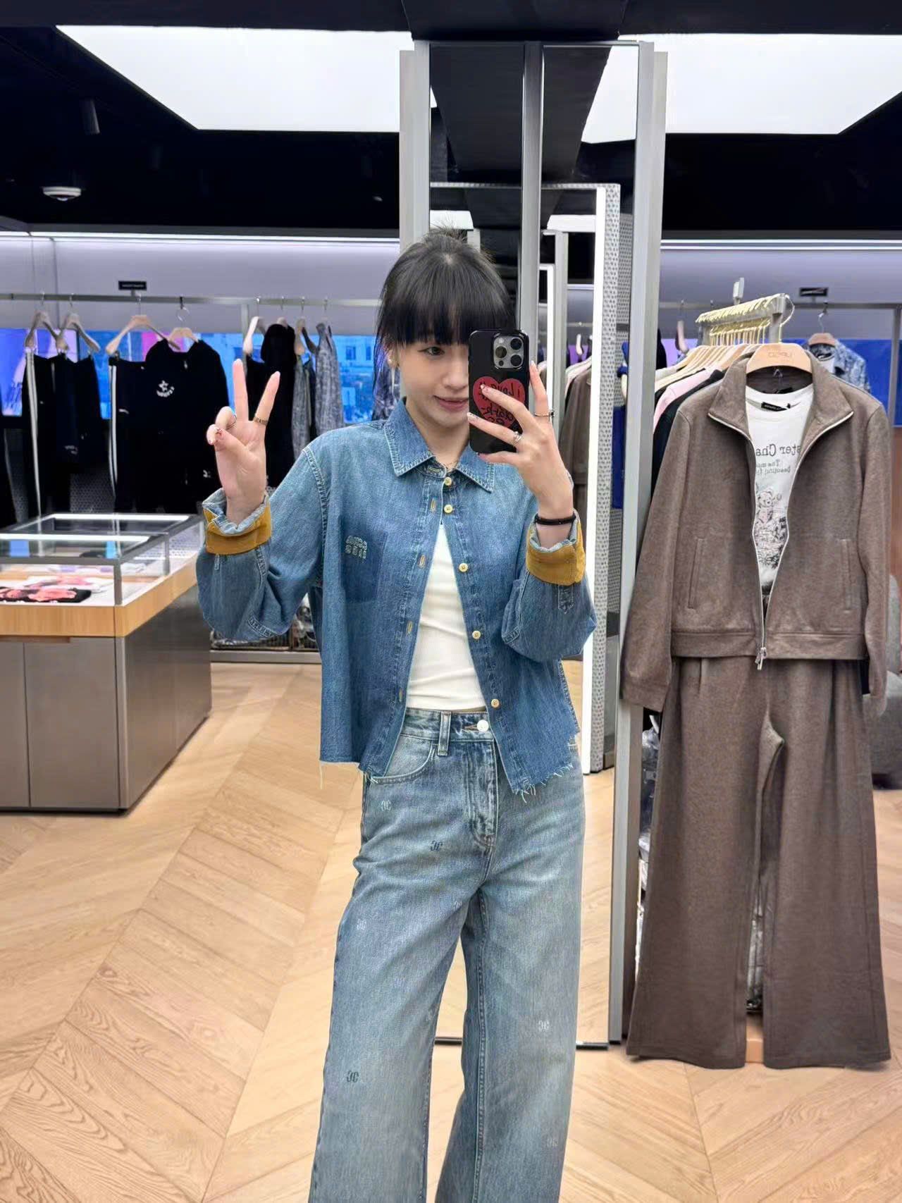  Áo Sơ mi jean xanh, túi áo chữ, tay lật nâu 