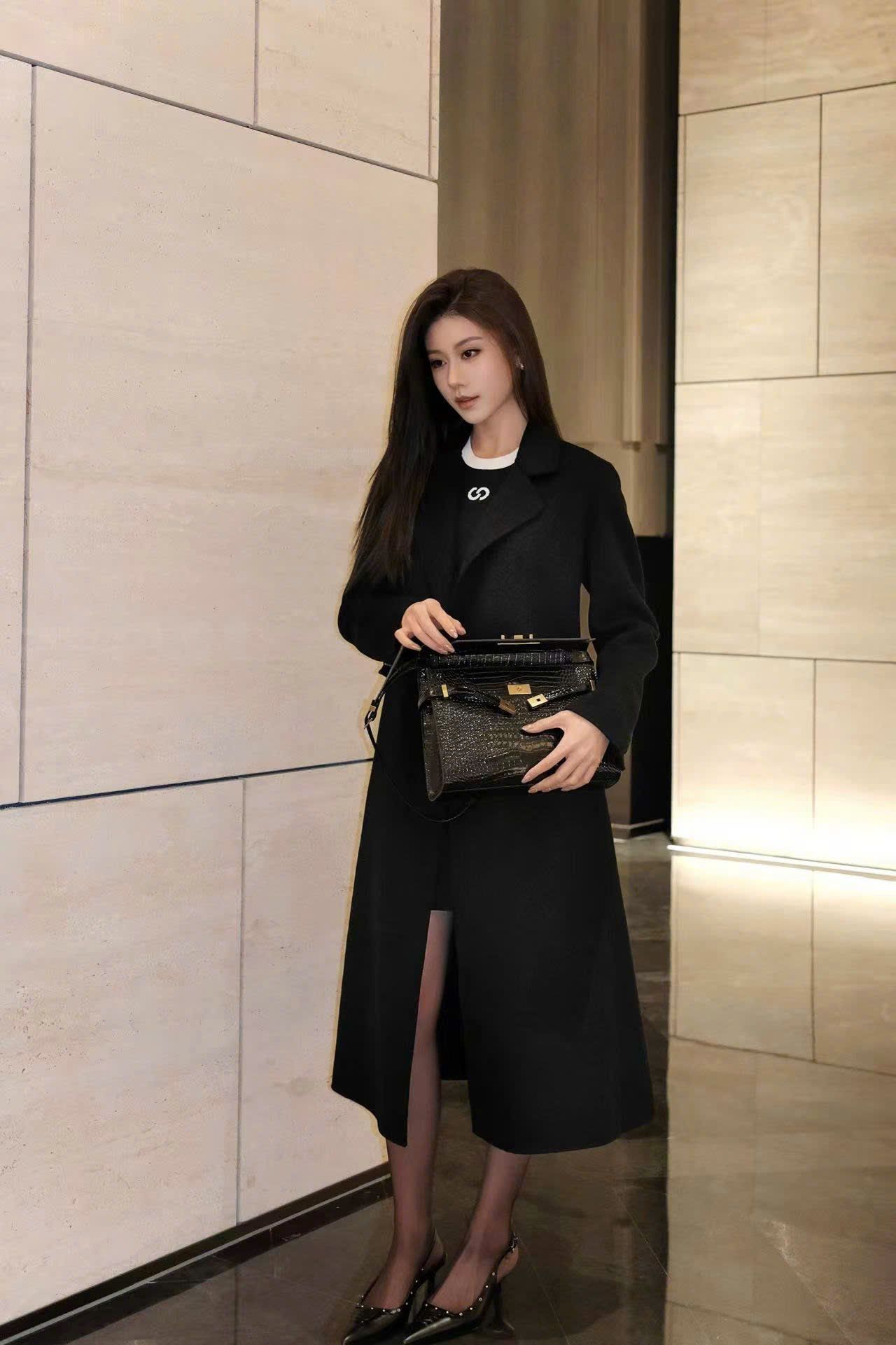  Áo dạ ép đen, dáng dài 2 cúc cài 