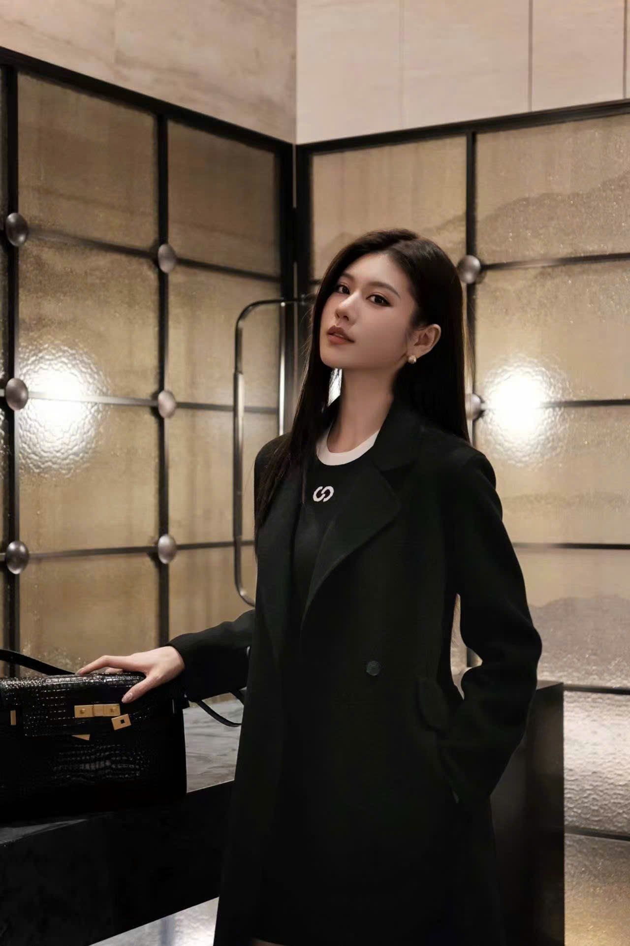  Áo dạ ép đen, dáng dài 2 cúc cài 