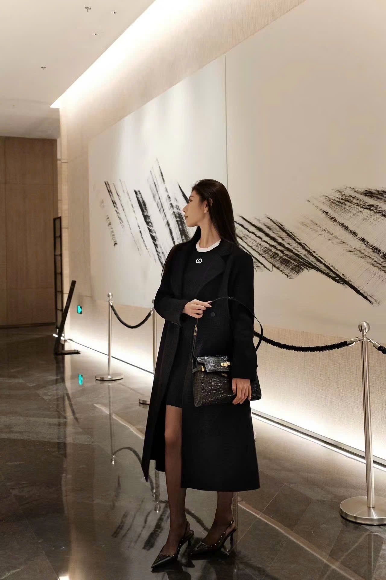  Áo dạ ép đen, dáng dài 2 cúc cài 