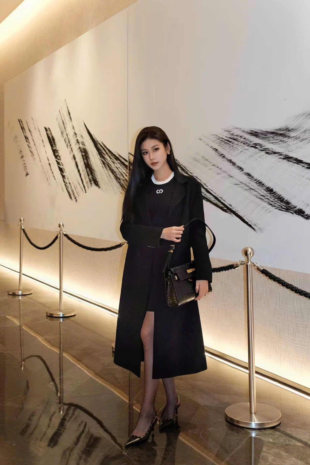  Áo dạ ép đen, dáng dài 2 cúc cài 