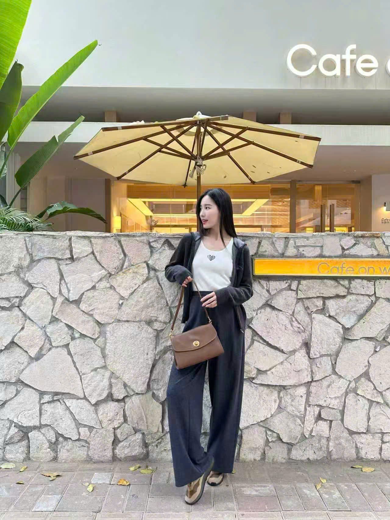  Quần len xám dài logo chữ túi sau 