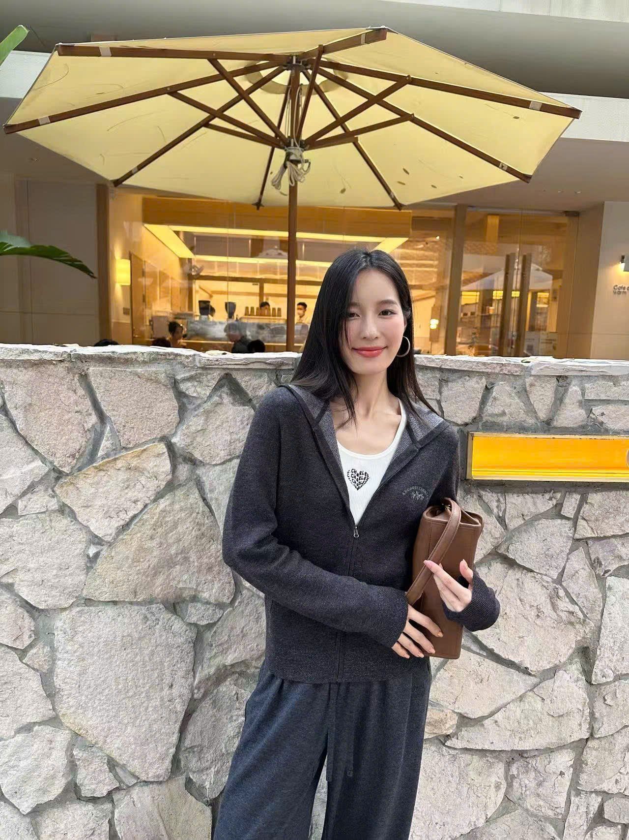  Quần len xám dài logo chữ túi sau 