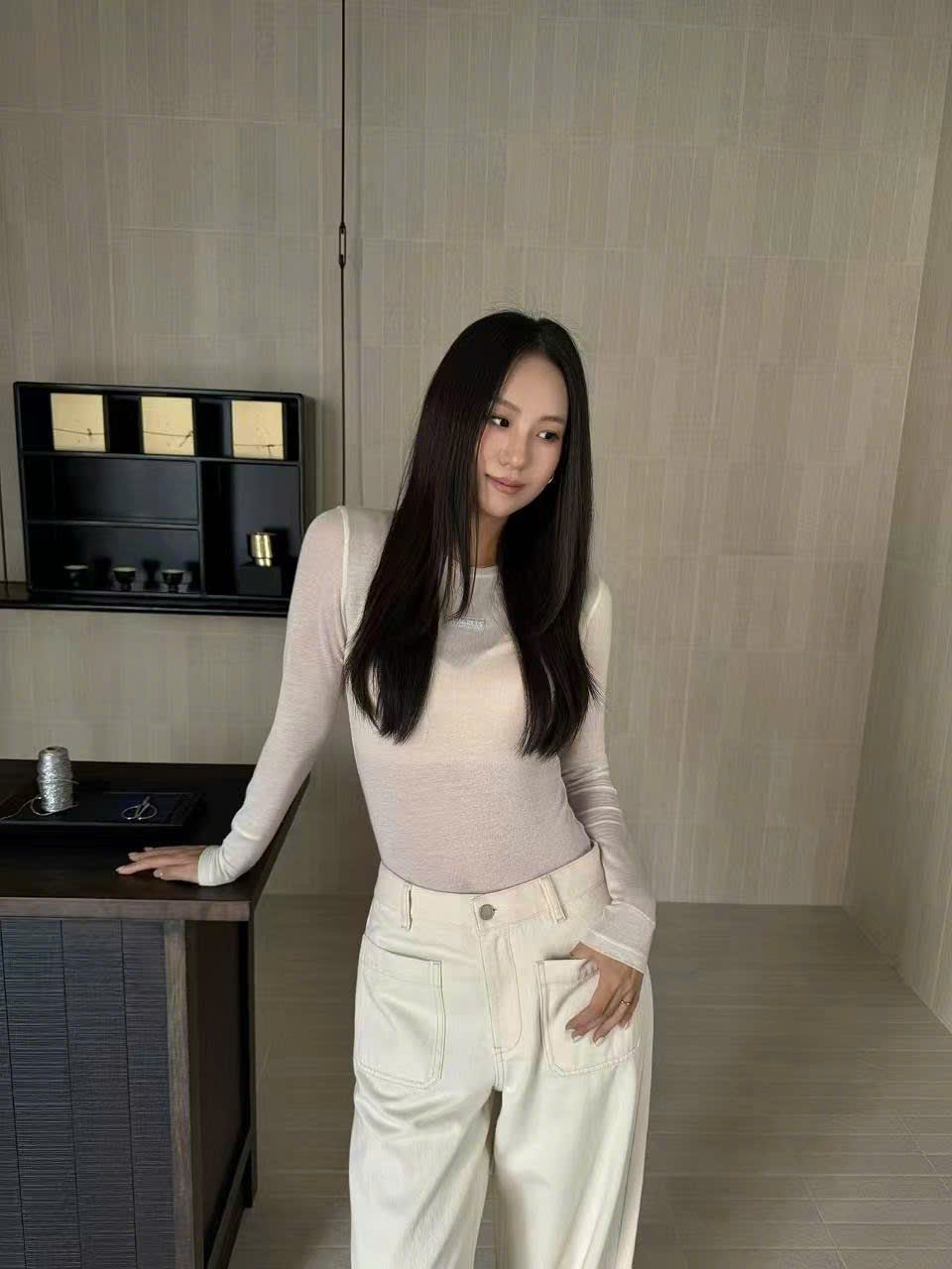  2.Quần jean trắng gập gấu 