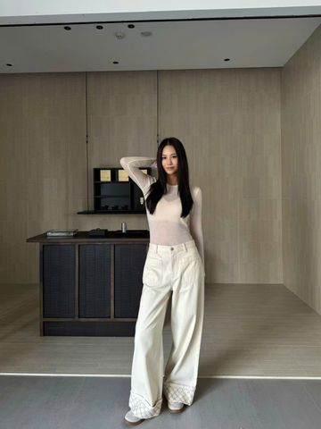  2.Quần jean trắng gập gấu 