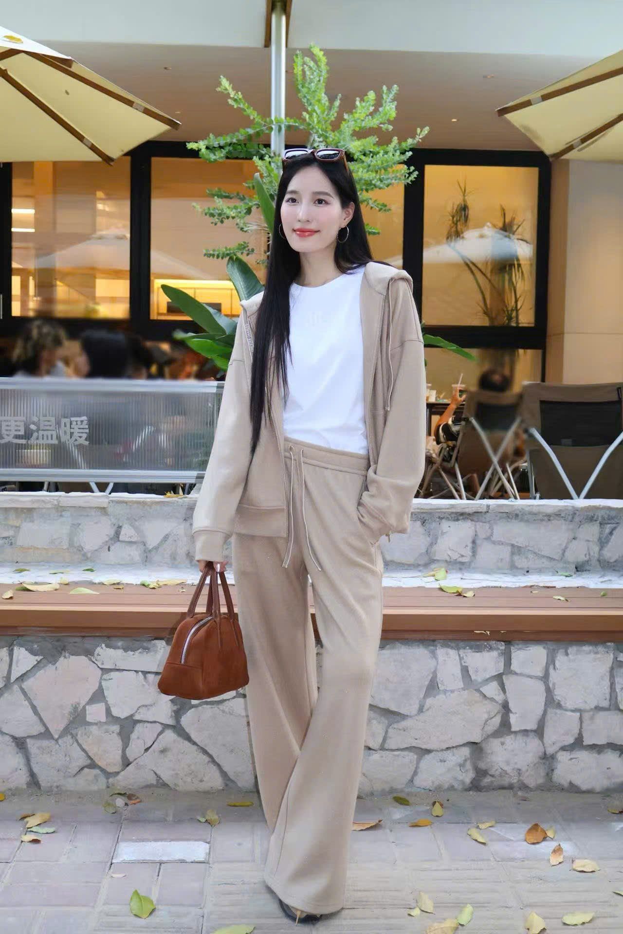  Bộ áo khoác và quần màu nude cạp chun - Logo trắng set 