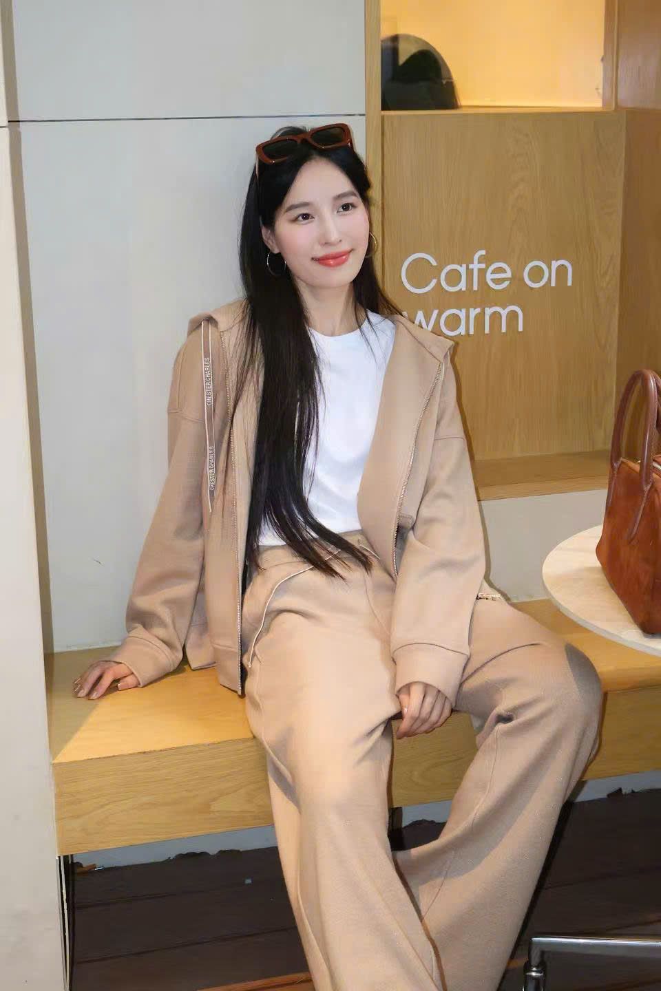  Bộ áo khoác và quần màu nude cạp chun - Logo trắng set 