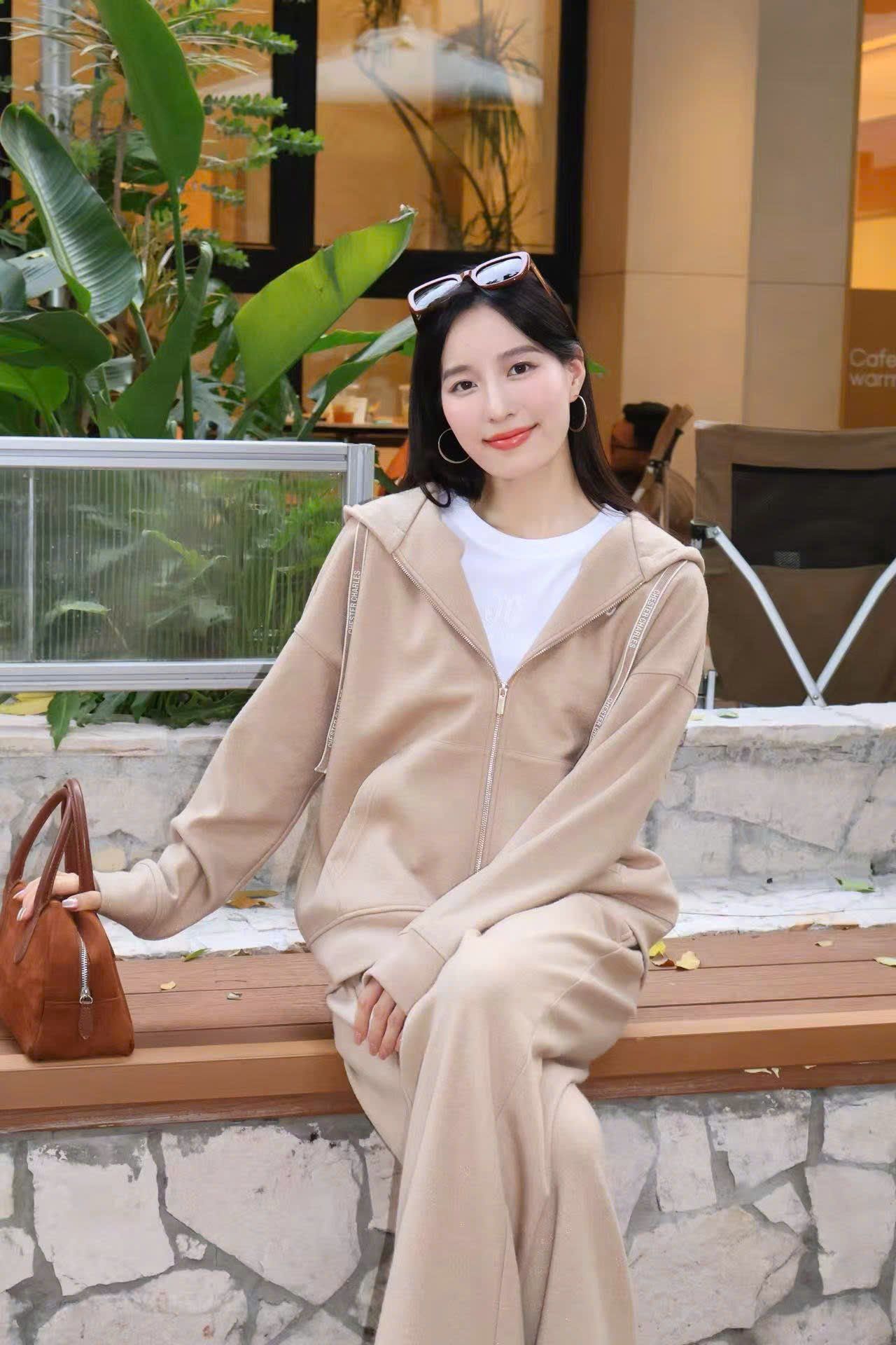  Bộ áo khoác và quần màu nude cạp chun - Logo trắng set 