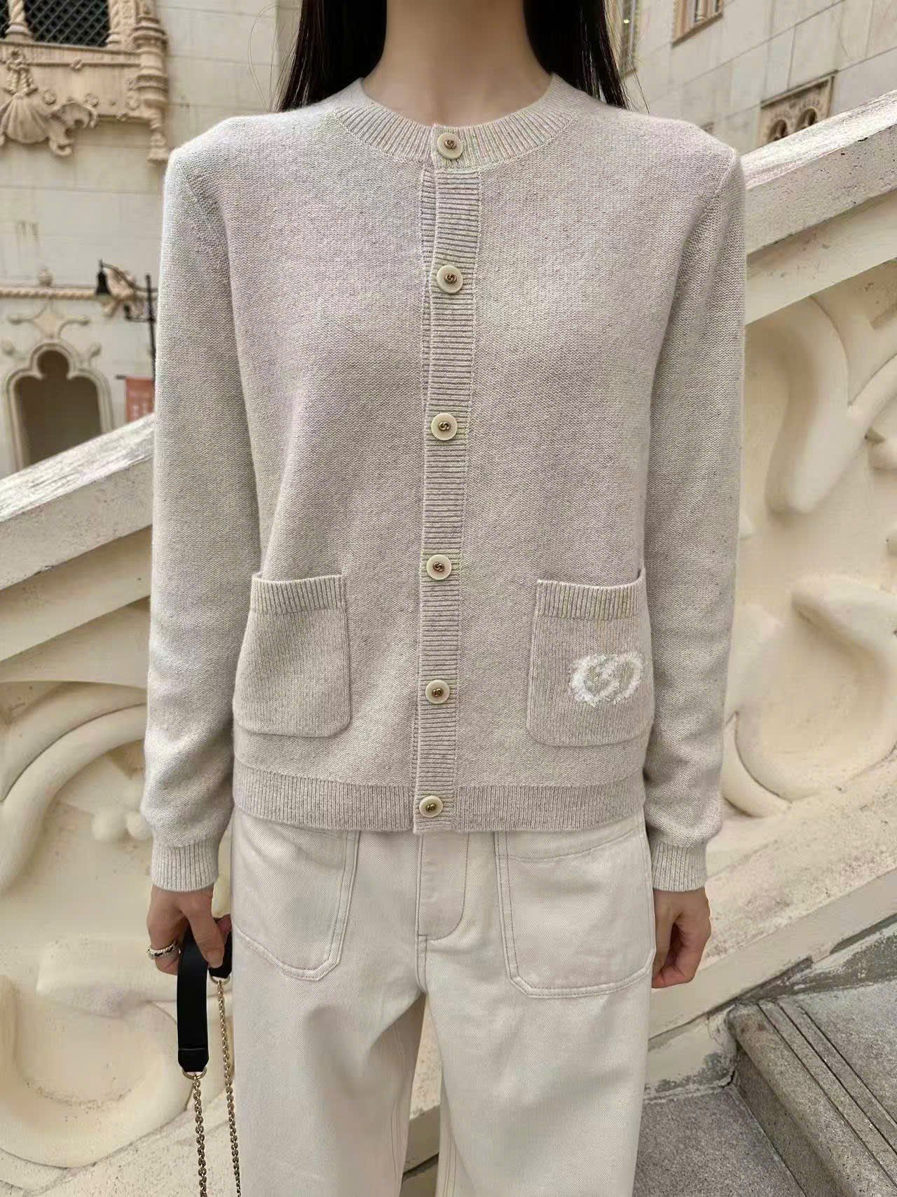  Áo CDG màu kem logo tròn túi 1 bên 