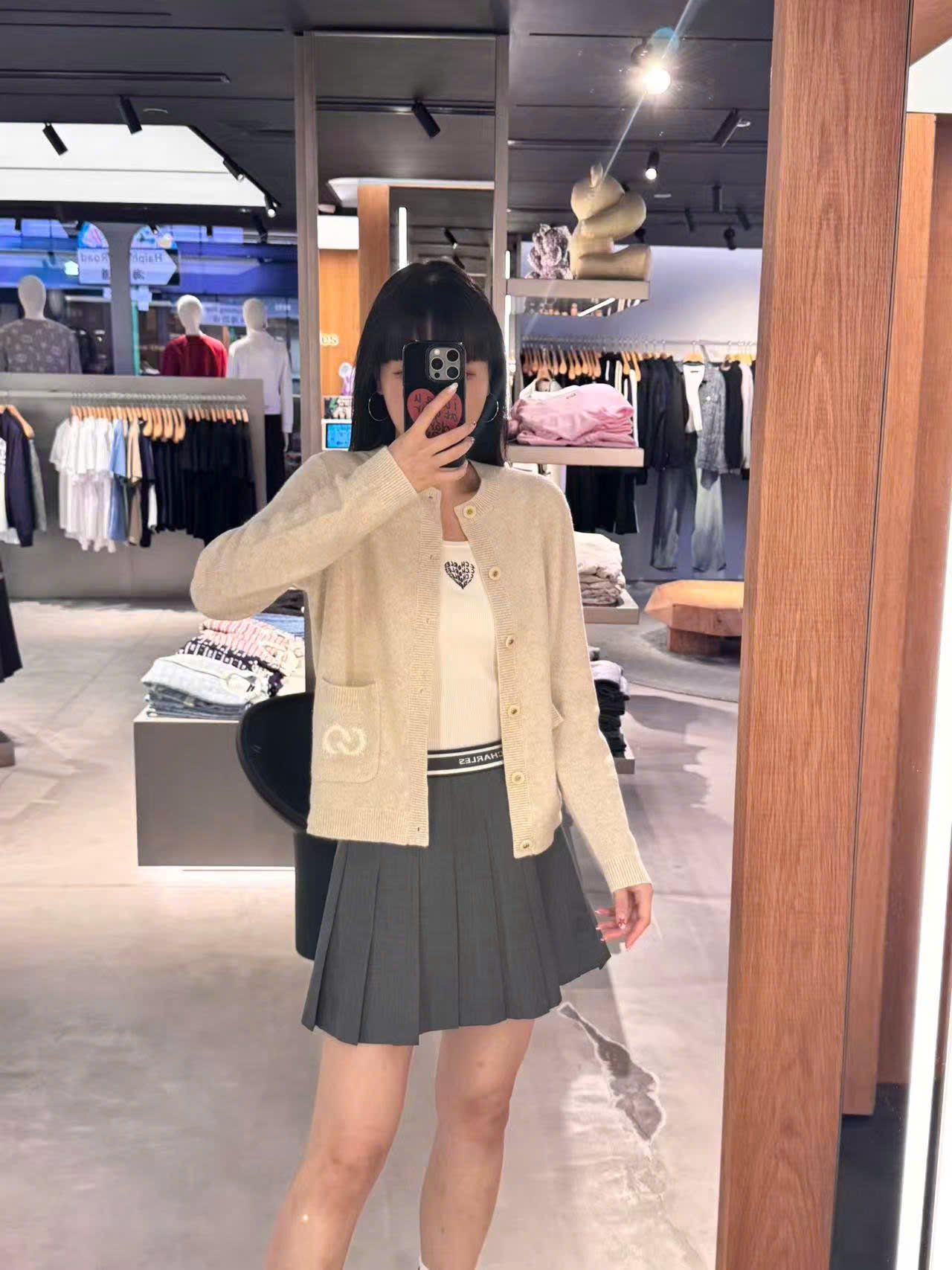  Áo CDG màu kem logo tròn túi 1 bên 