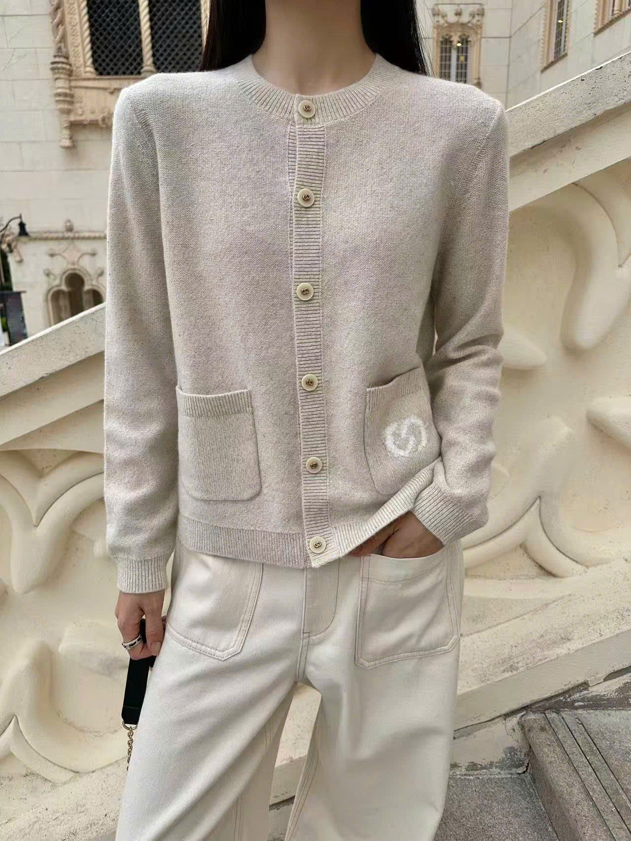  Áo CDG màu kem logo tròn túi 1 bên 