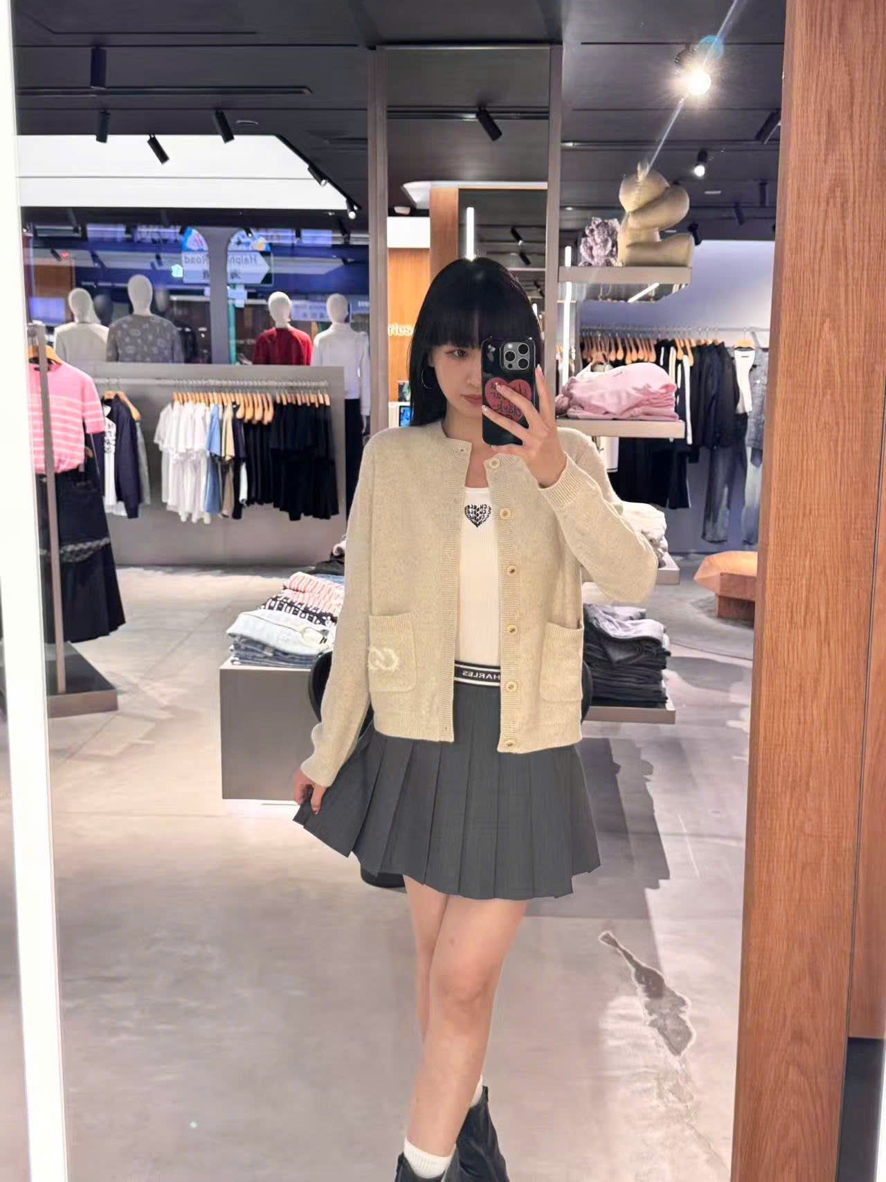  Áo CDG màu kem logo tròn túi 1 bên 