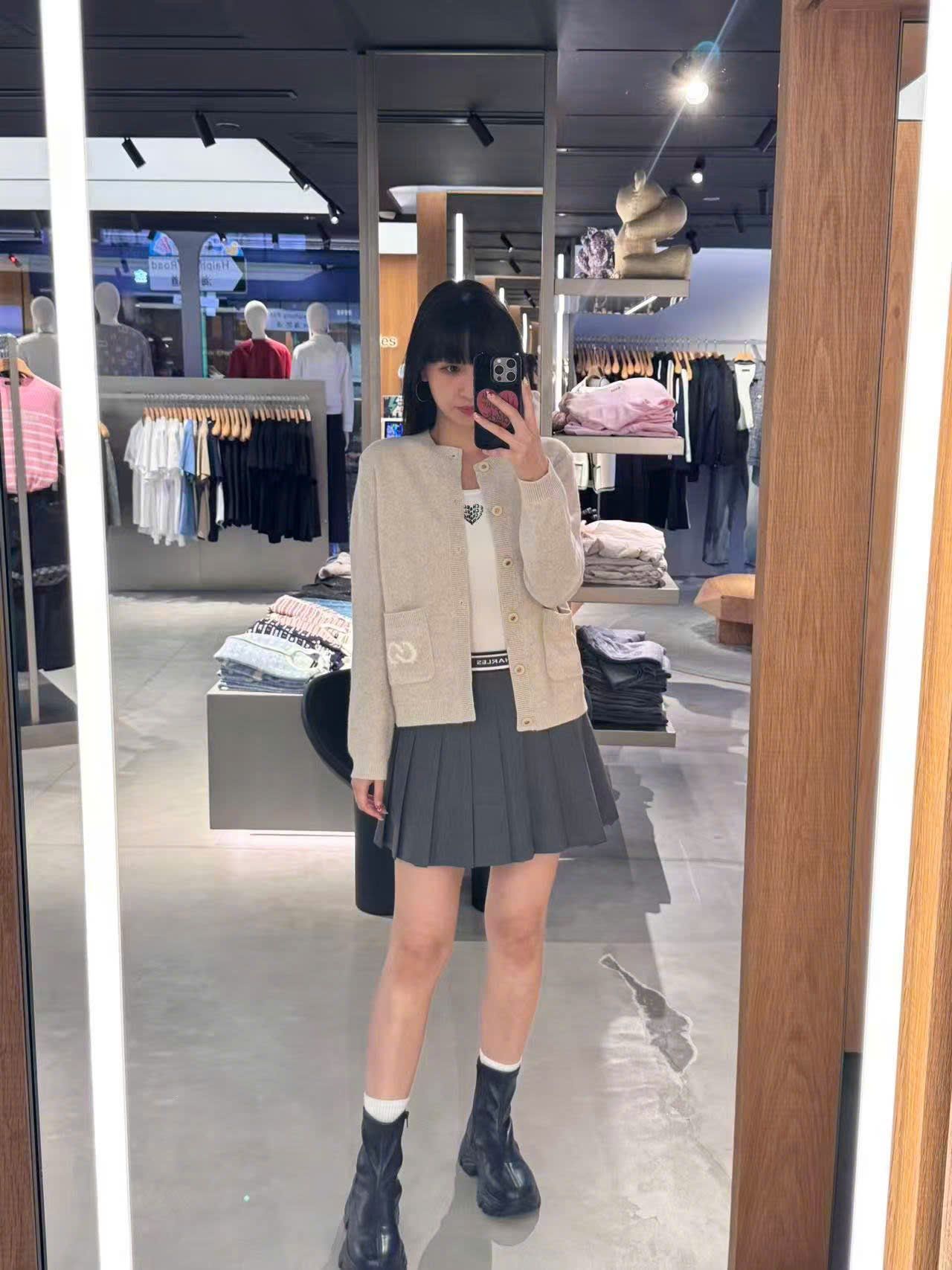  Áo CDG màu kem logo tròn túi 1 bên 