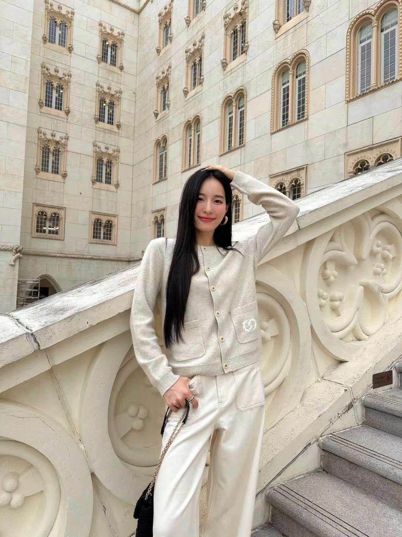  Áo CDG màu kem logo tròn túi 1 bên 