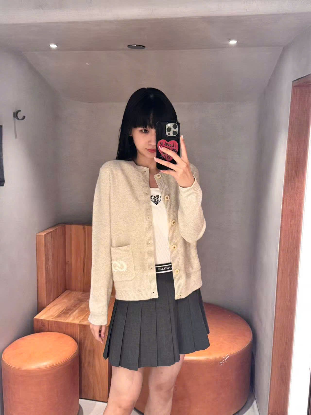  Áo CDG màu kem logo tròn túi 1 bên 