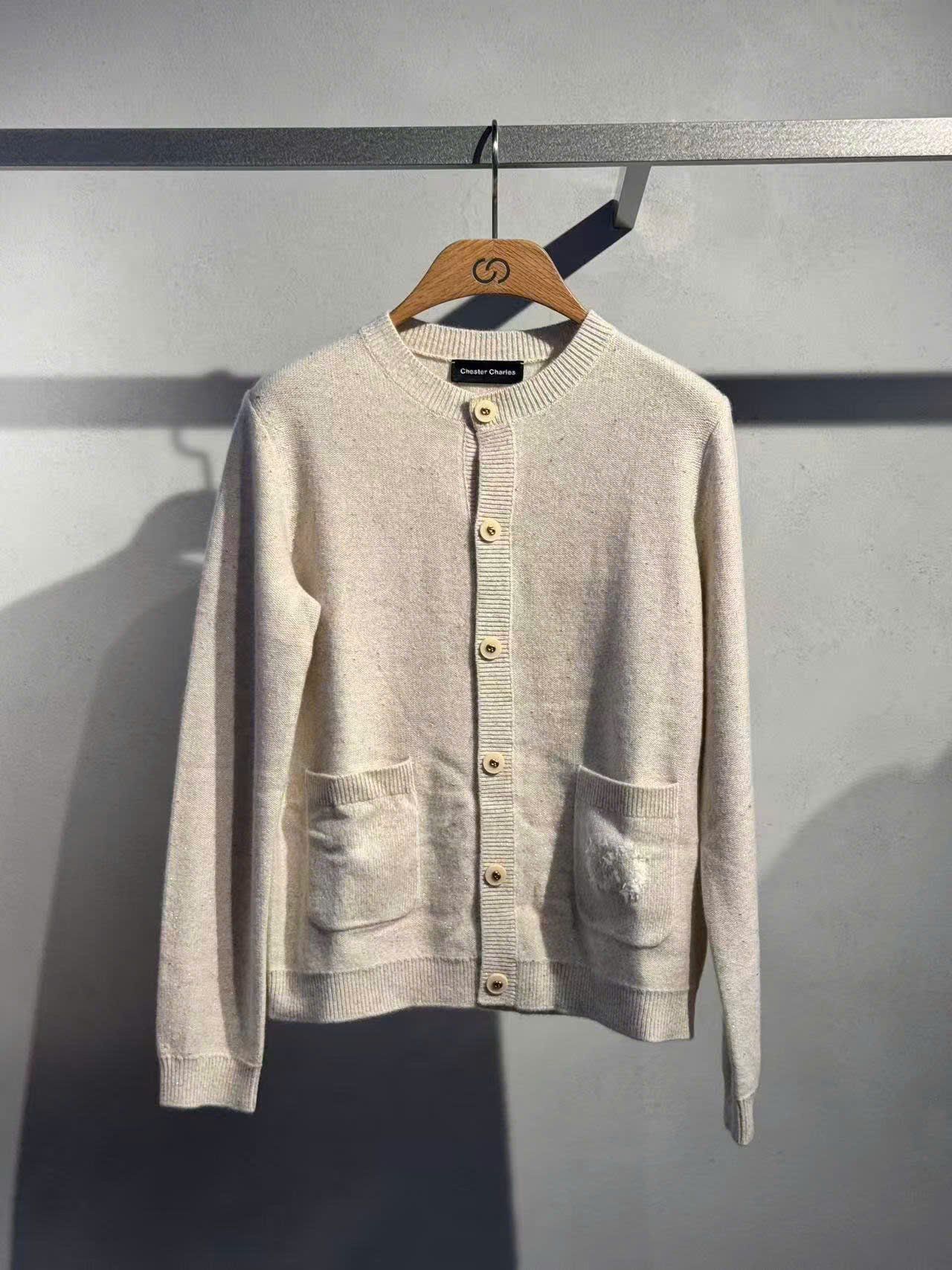  Áo CDG màu kem logo tròn túi 1 bên 