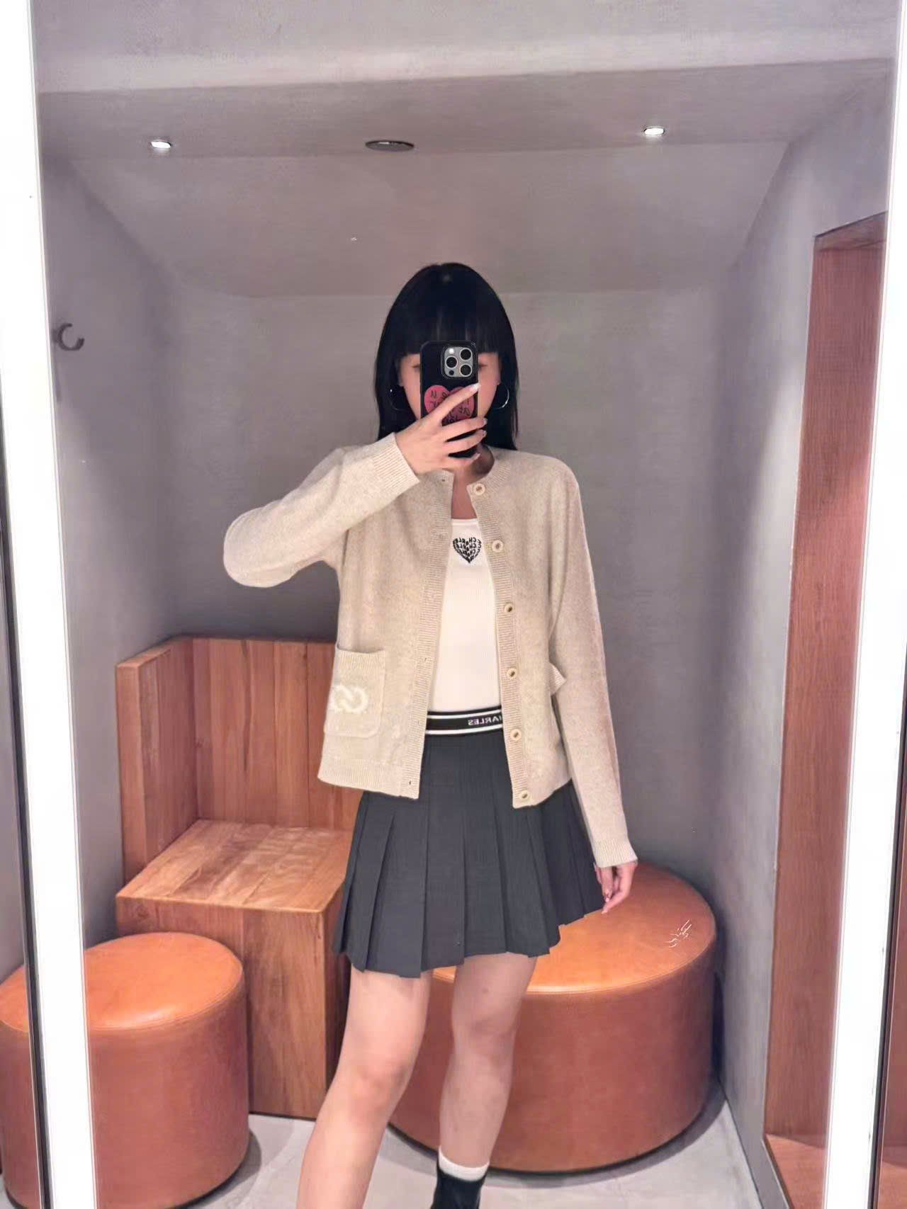  Áo CDG màu kem logo tròn túi 1 bên 