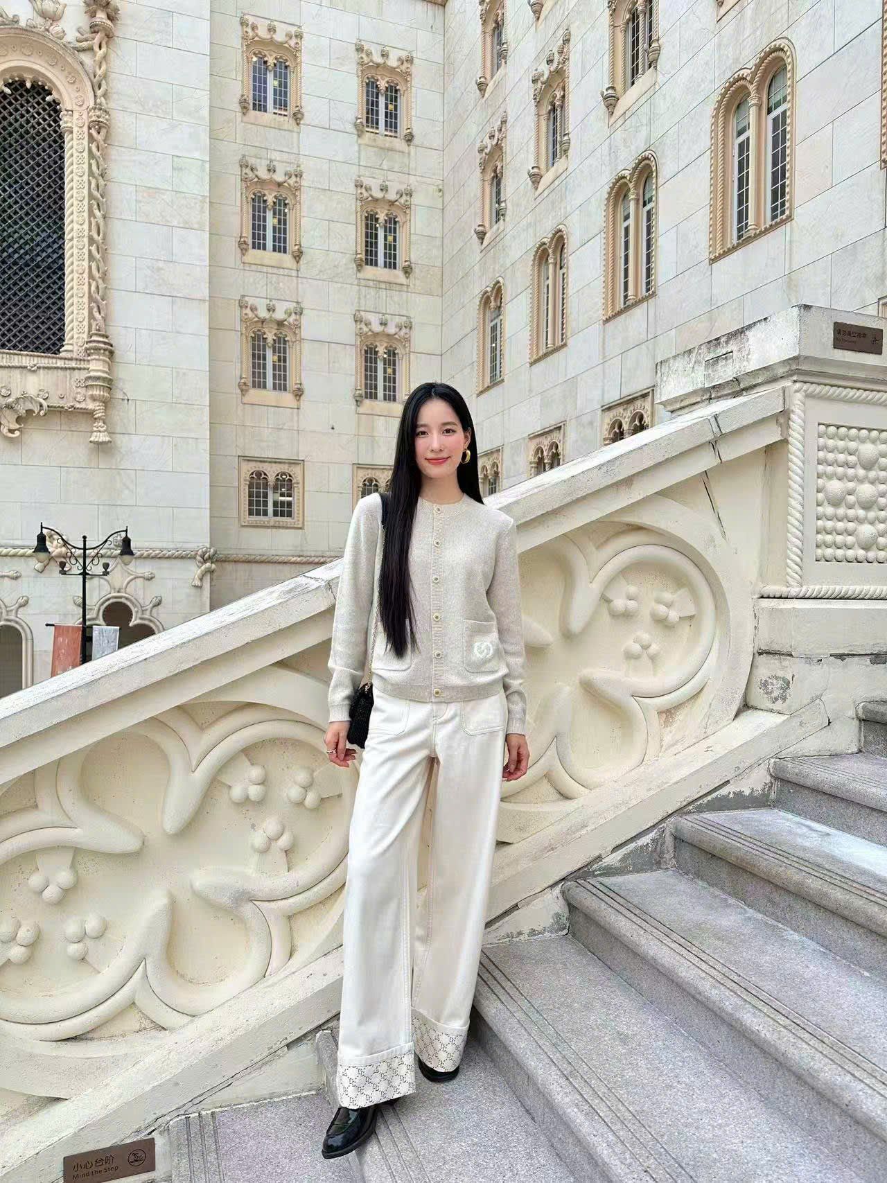  Áo CDG màu kem logo tròn túi 1 bên 