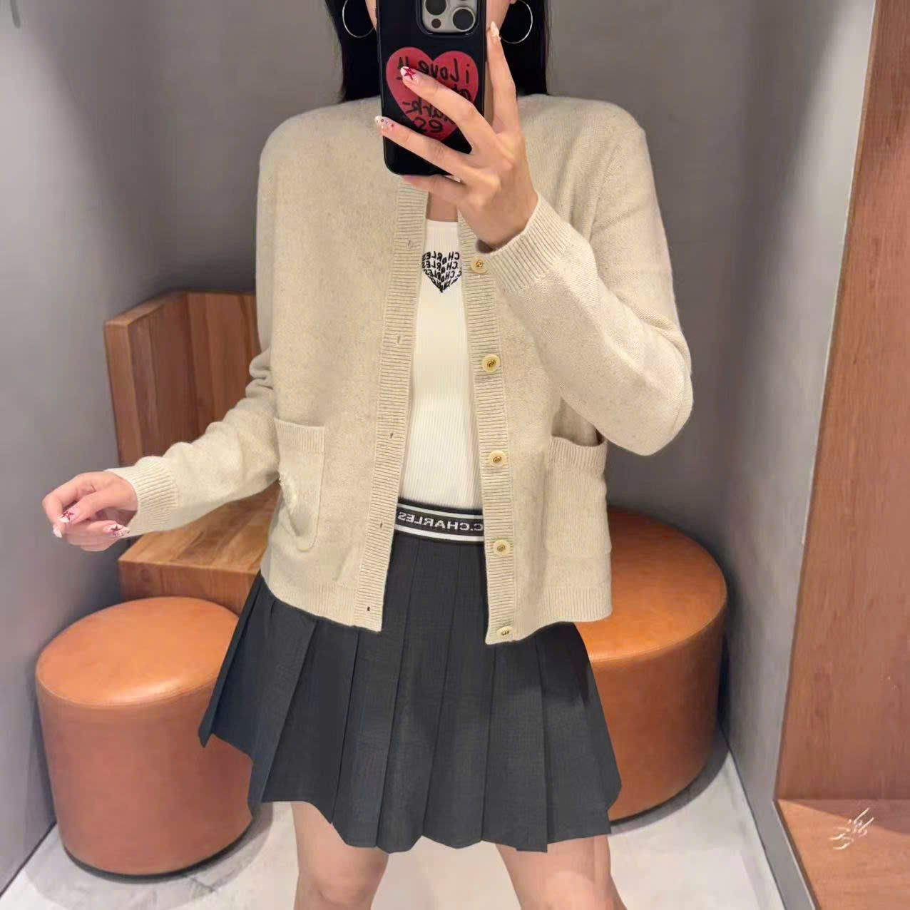  Áo CDG màu kem logo tròn túi 1 bên 