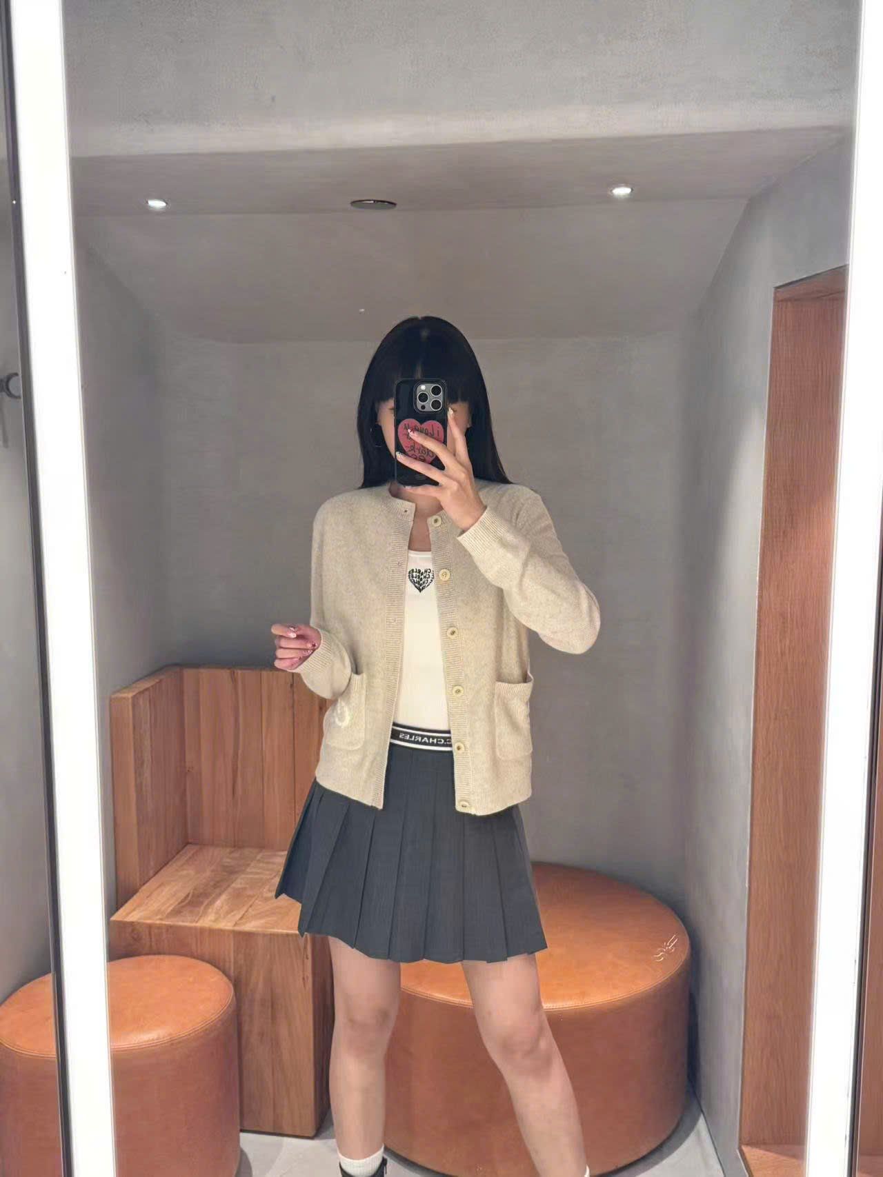  Áo CDG màu kem logo tròn túi 1 bên 