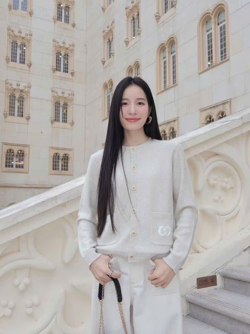  Áo CDG màu kem logo tròn túi 1 bên 