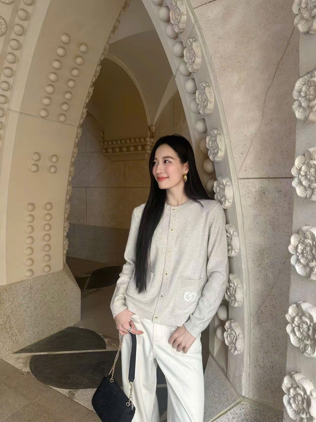  Áo CDG màu kem logo tròn túi 1 bên 