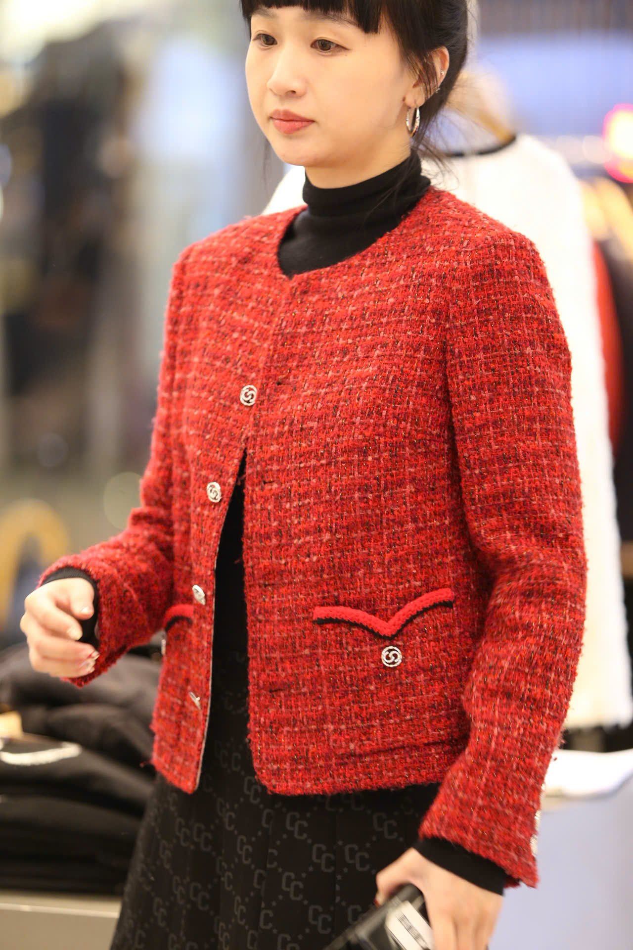  Áo Twed đỏ - logo 2 túi V 