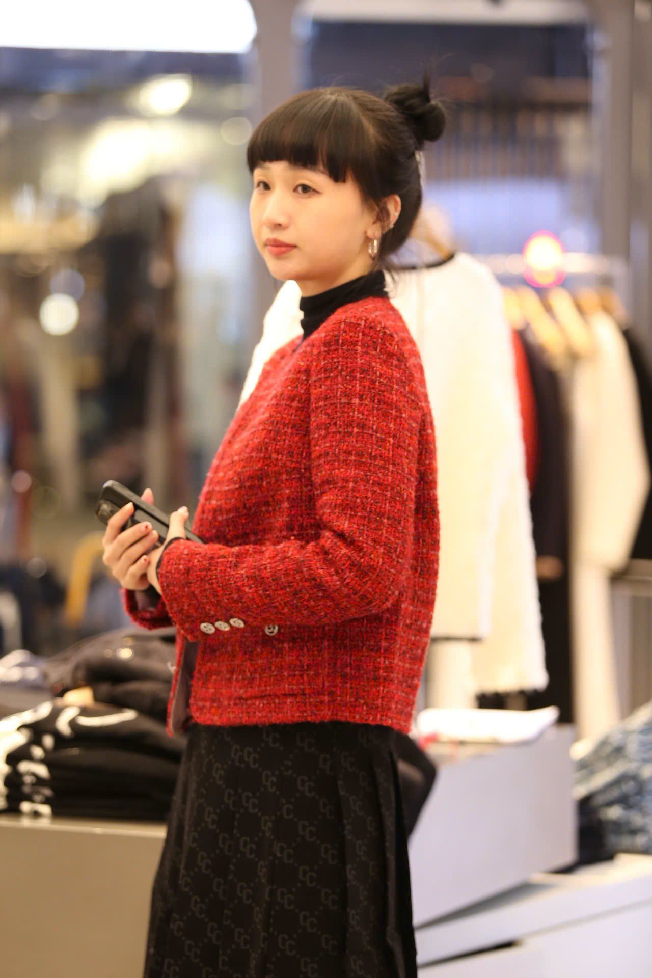  Áo Twed đỏ - logo 2 túi V 