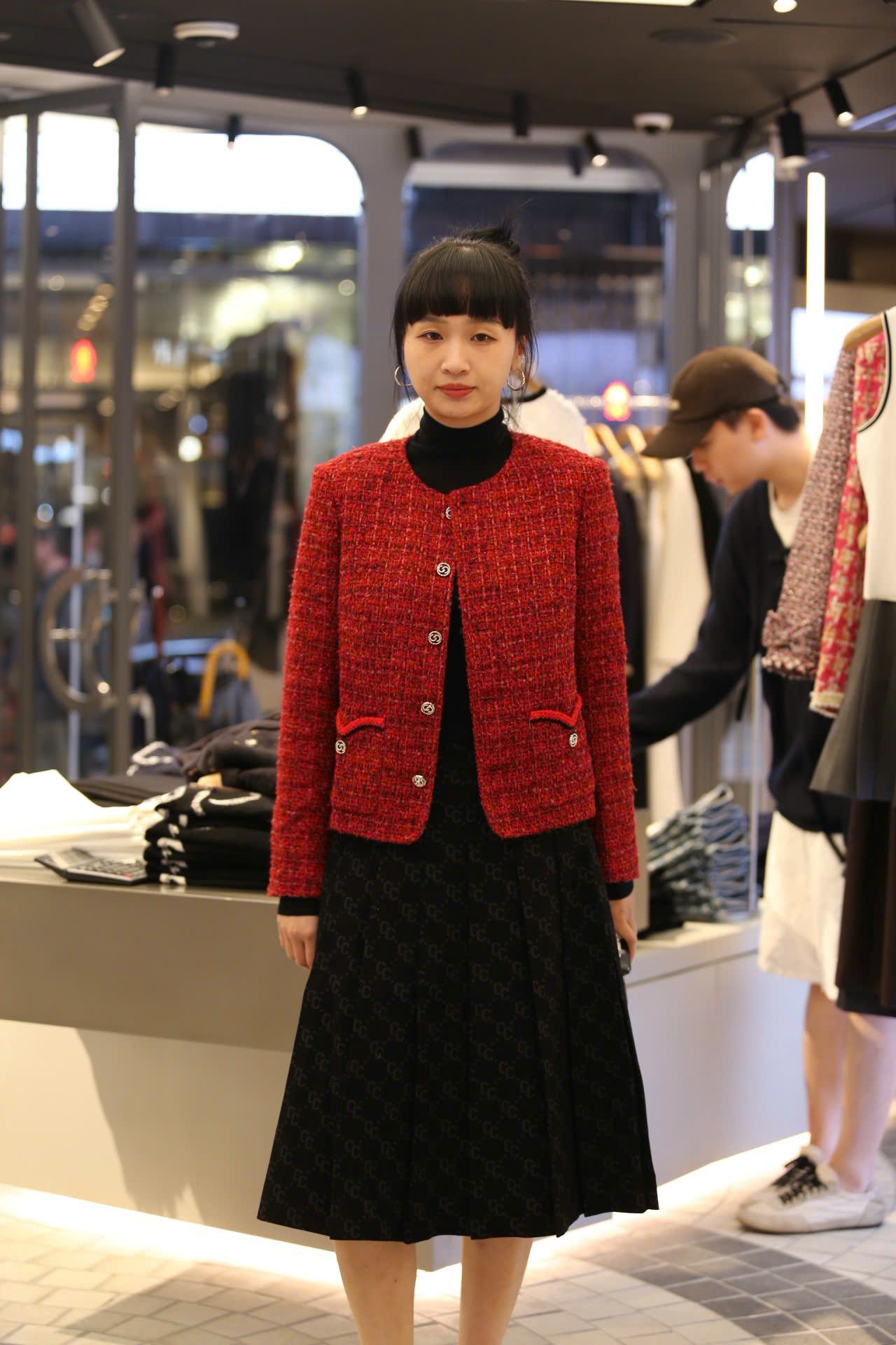  Áo Twed đỏ - logo 2 túi V 