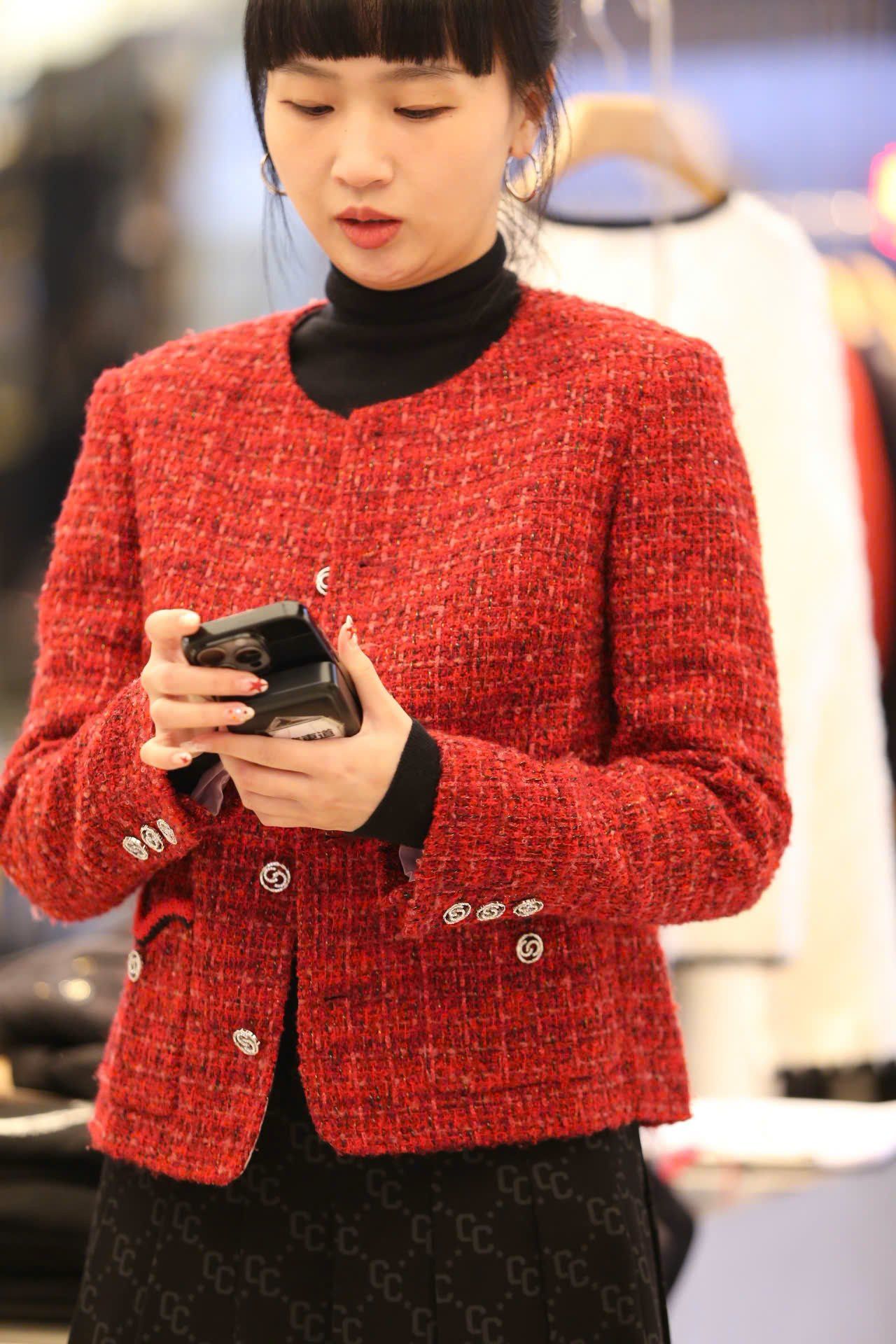  Áo Twed đỏ - logo 2 túi V 