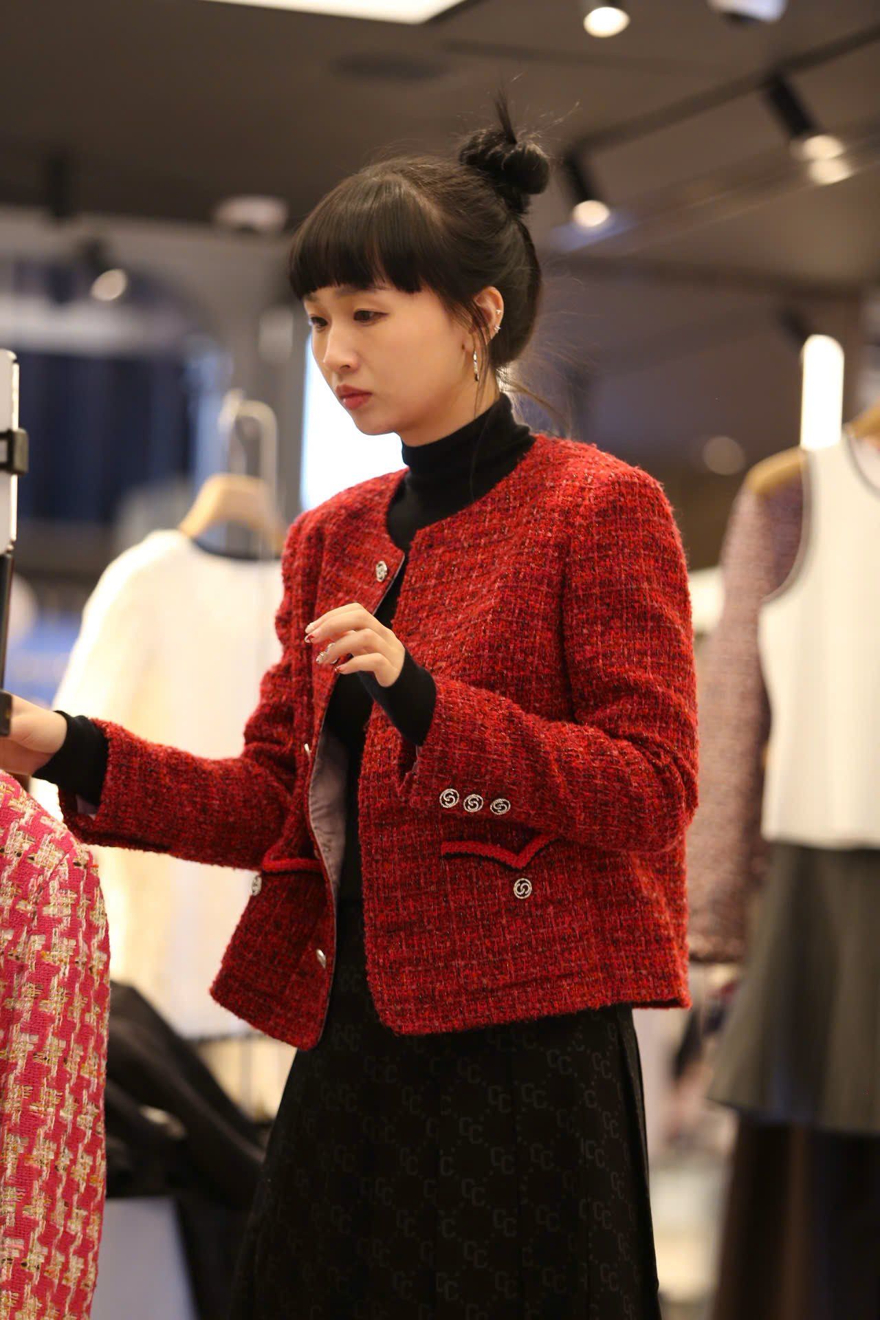  Áo Twed đỏ - logo 2 túi V 