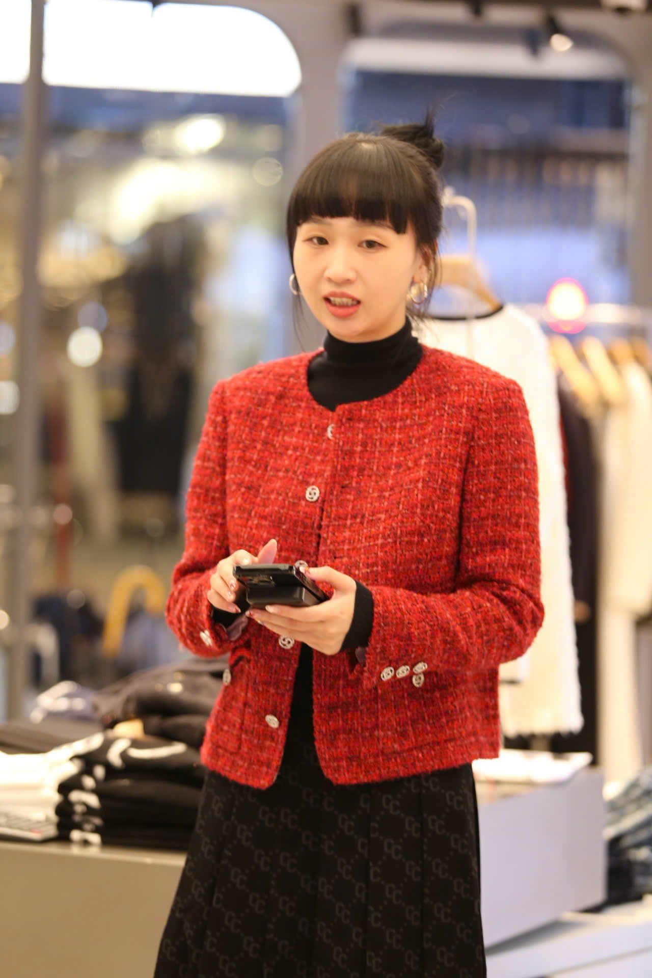  Áo Twed đỏ - logo 2 túi V 