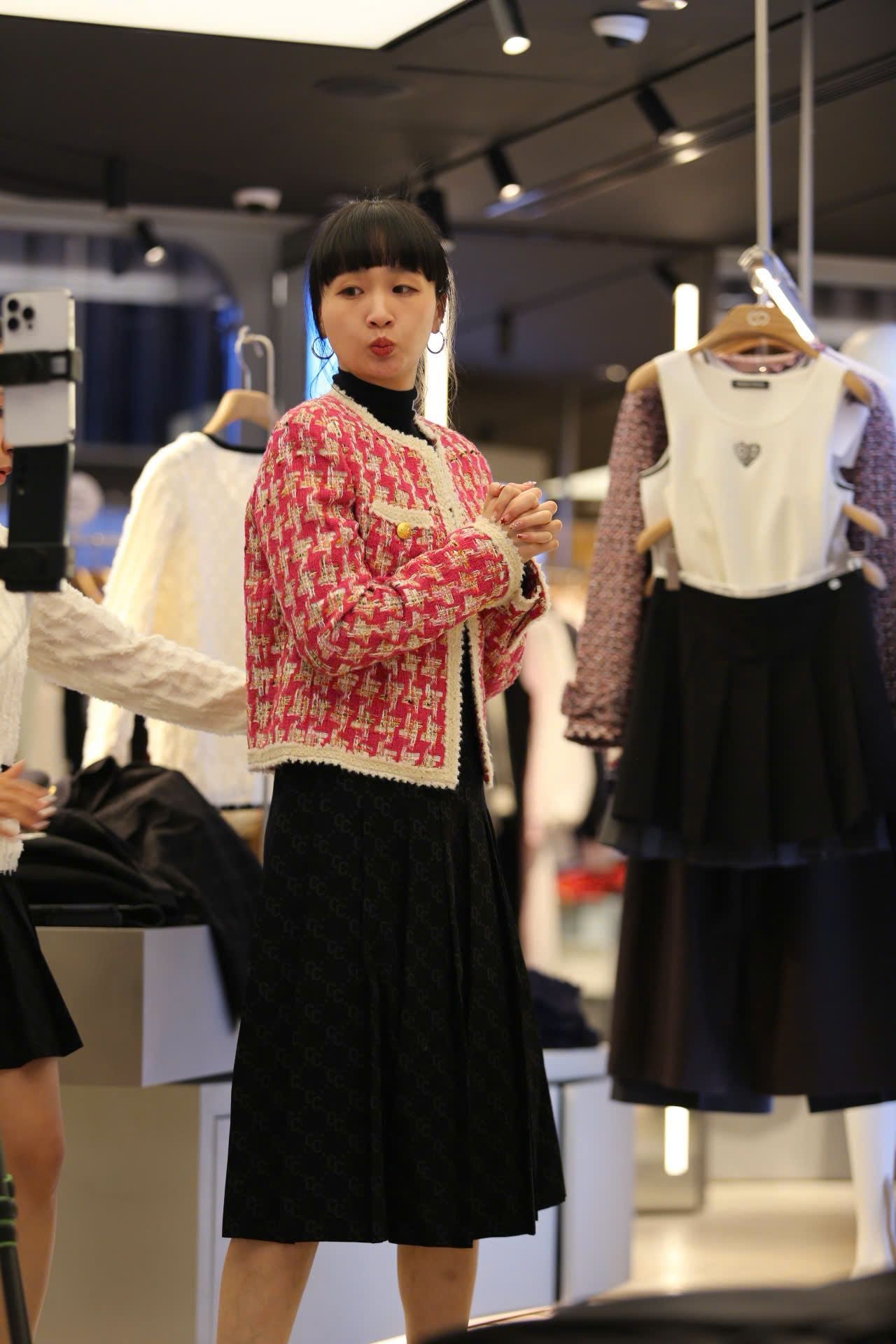  1.Áo dạ kẻ đỏ hồng , viền trắng 