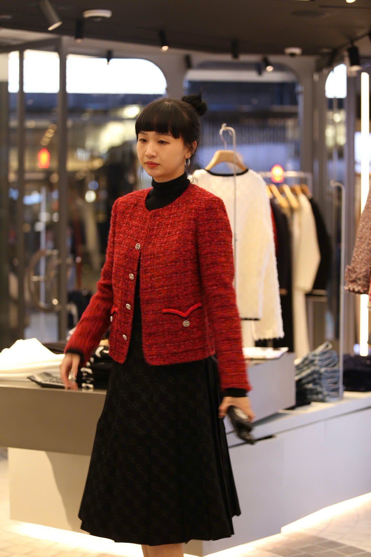  Áo Twed đỏ - logo 2 túi V 