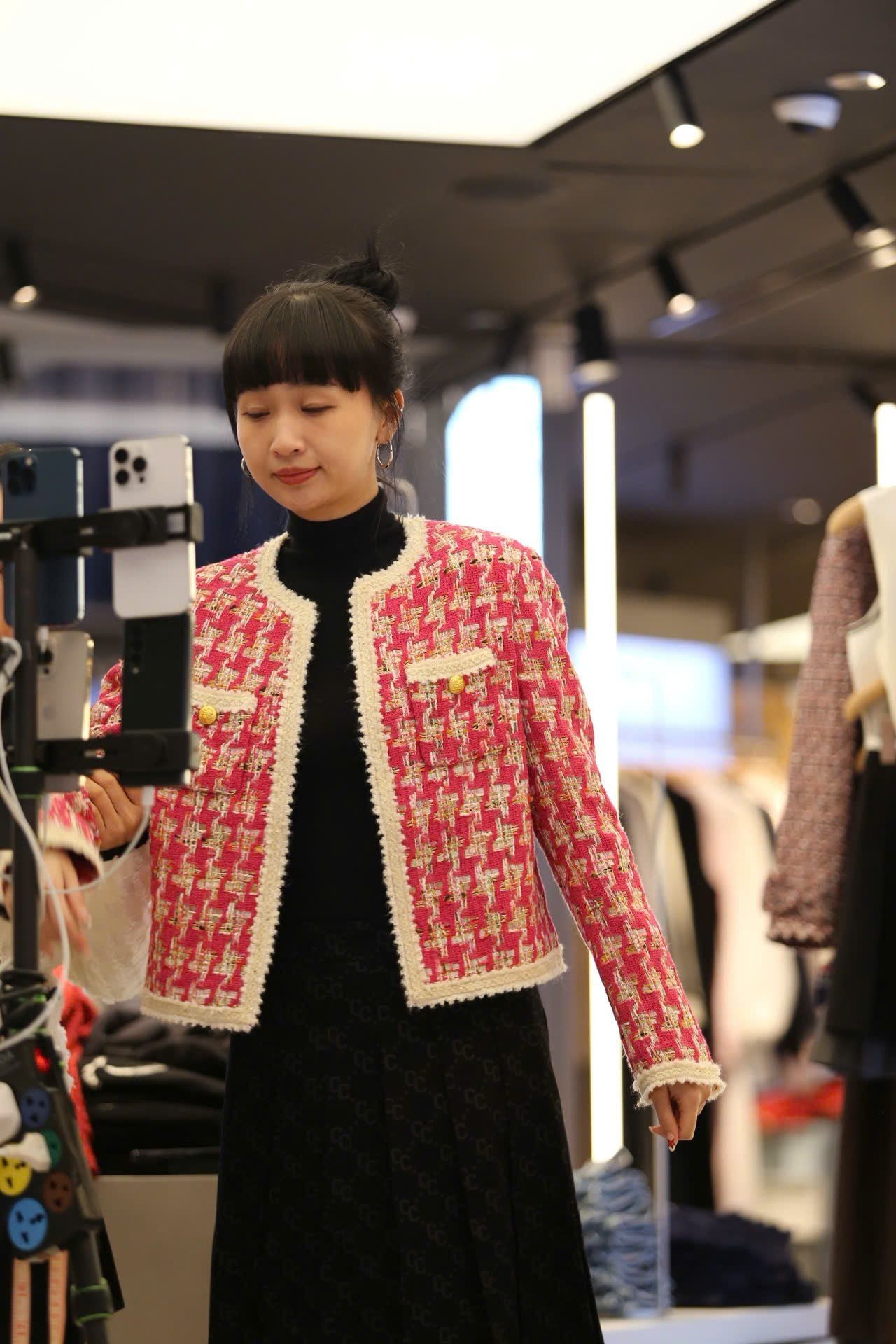  1.Áo dạ kẻ đỏ hồng , viền trắng 