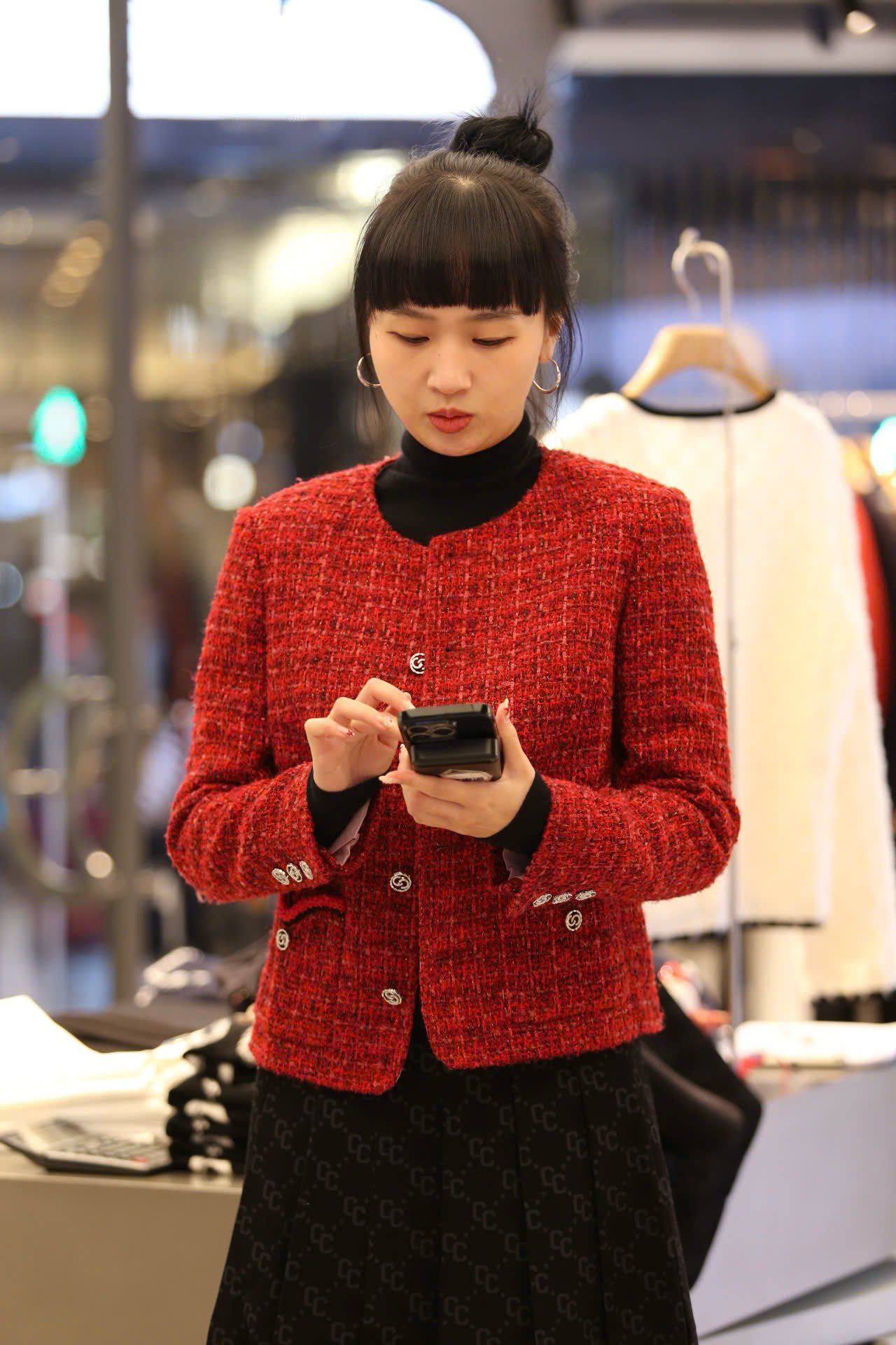  Áo Twed đỏ - logo 2 túi V 